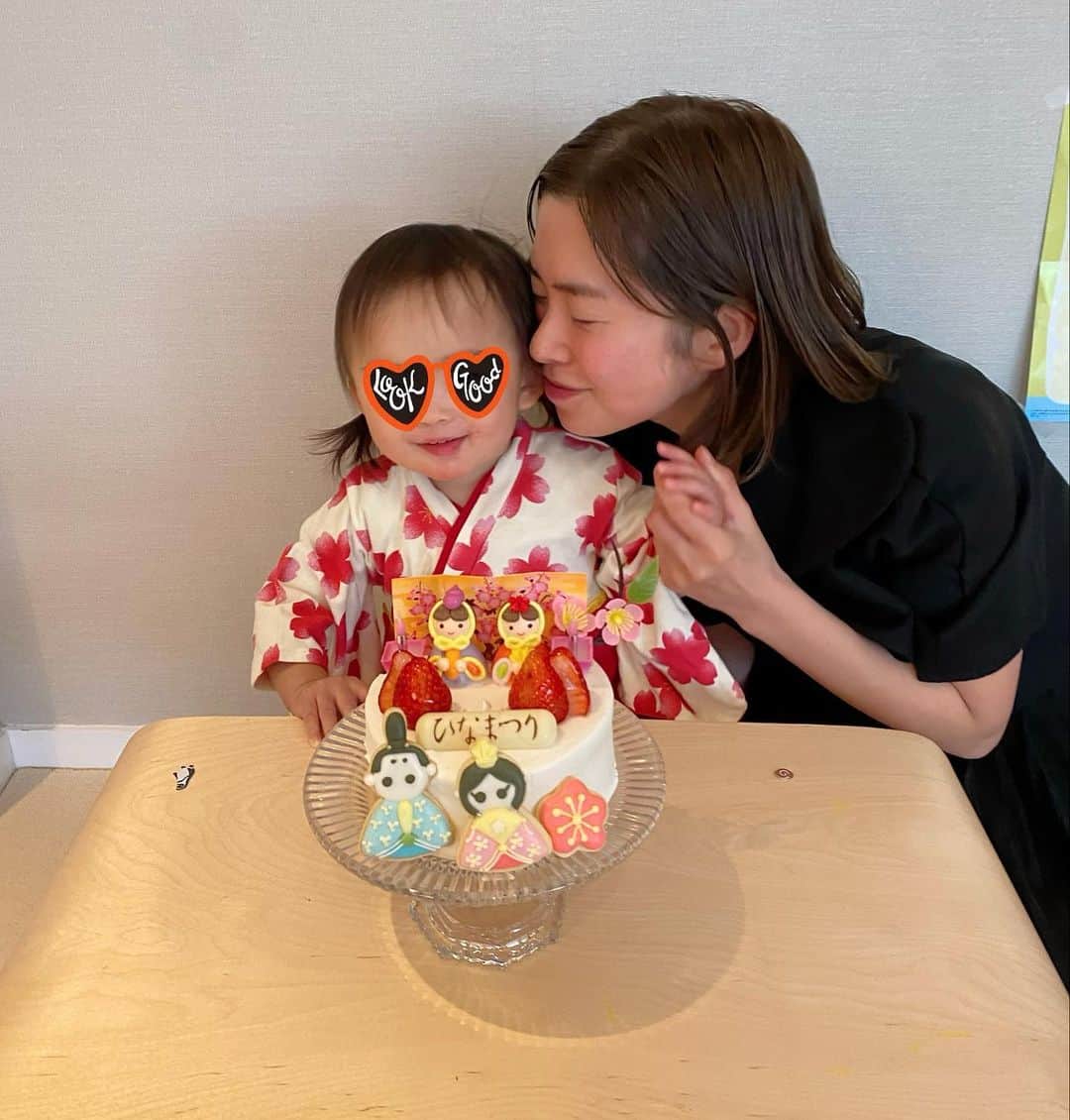 yuiのインスタグラム：「. . 下書き保存していたのを見つけたので突然のひな祭り🎎を振り返り🫶何にバタバタしてたのか分からないけど、スッピンだね。でも記念に写真が撮れて何より。 . バック貸してーと言ってくるのはエルメスばかり。笑 見る目あるやん。😝🫶 . #ゆいのママライフ」