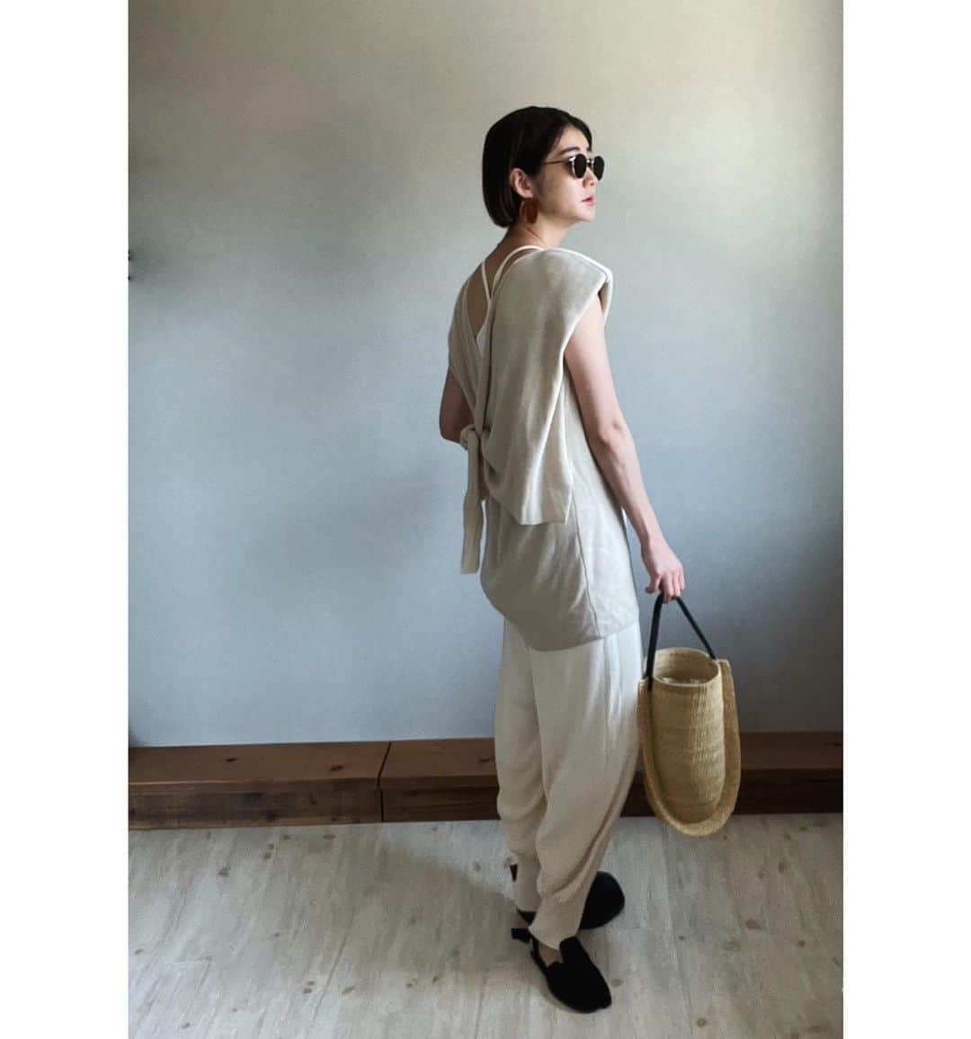 ジュジュのインスタグラム：「beige Black brownベースのsimple〜な装いにも♡"  tops pants共に前々のに...👀🙏 bag/ @inscrire_official  shoes/ @maisonmargiela  accessory / @akarih_official ...on order  #akarih #🤎」