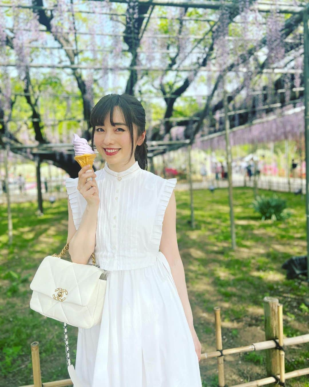 早川愛さんのインスタグラム写真 - (早川愛Instagram)「💜💜💜  今日は26度にまでなるみたい☀️ アイスクリームたべたーい🍦🍦🍦 藤ソフトも藤スムージーもほんとうに藤入りでおいしかった💜💜💜 @ashikaga_flower_park   ・  #大藤 #あしかがフラワーパーク #足利観光 #紫の世界 #happy」5月10日 13時26分 - megumegu_1006