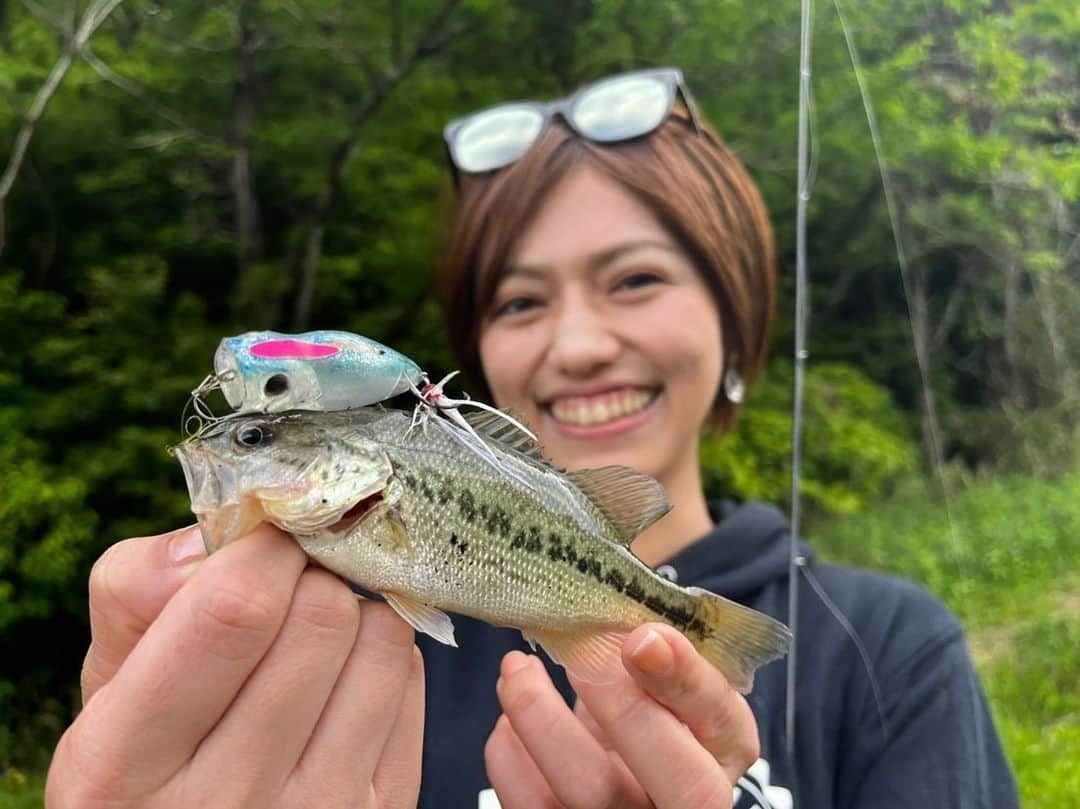 加納永美子さんのインスタグラム写真 - (加納永美子Instagram)「＿＿＿＿＿＿＿＿＿＿＿＿＿＿ 5月10日(水) サンテレビ『The Hit』 ⁡ 今回は大阪・泉佐野から出船し、ハマチを狙いに行ってきました！！  和歌山の紀北エリアから淡路島沖、徳島沖まで遊漁船を走らせ大阪湾を駆け巡りました🛳  〈協力〉 大阪湾遊漁船 塩ちゃん。 @shiochan4040  電話080-5705-7755  ハマチの写真じゃないけど、ごめんね！🫢 だいぶ前の写真だから髪の毛短い💁‍♀️  ‪🎣‬サンテレビ『The Hit』 ▫️毎週水曜 午後10:00~10:30 再放送 毎週木曜 午前8:00~8:30 ▫️テレビ埼玉 毎週木曜 夜9:00~  ※5/10(水)放送休止 ▫️テレビ神奈川 毎週日曜 朝5:25~  ▫️群馬テレビ 毎週月曜 夜11:00~  ※放送日時変更　5/11(木)→5/14(日)20:00  ▫️YouTube  サンテレビ放送から3週間後  放送地域外の方は是非YouTubeからご覧ください🤗  ⁡ ⁡ ⁡ #サンテレビ  #thehit  #ザヒット  #エバーグリーンインターナショナル #evergreen #issei #一誠 #daiwa #ダイワ#bassfishing #バス釣り #バスフィッシング #釣り女  #釣りガール #釣りgirl #釣り女子  #バス釣りガール #ladyangler  #womenwhofish  #加納永美子 #大阪 #泉佐野 #ハマチ #ジギング」5月10日 13時29分 - emiko_s2