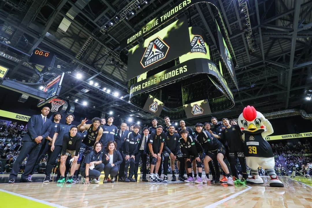 五十嵐圭さんのインスタグラム写真 - (五十嵐圭Instagram)「B.LEAGUE2022-2023シーズンが終了しました。 沢山の関係者の方々のおかげで無事にシーズンを終えることができました。 今シーズンも皆さんの期待に応えるような結果を残すことができず、申し訳ない気持ちです。 そんな中、最後まで自分達を後押しし、応援をしてくれたファンの皆さんやブースターの皆さんには感謝しています。 そして、シーズン終盤には「オープンハウスアリーナ太田」という素晴らしいホームアリーナが完成しました。 そのコートに立ってプレーをし、そこから最高の景色を見ることができました。 今シーズン、チームを支えて下さったパートナーの皆様、関係者の皆様、ブースターの皆様、ファンの皆様、本当にありがとうございました。  五十嵐 圭」5月10日 13時34分 - keiigarashi_official