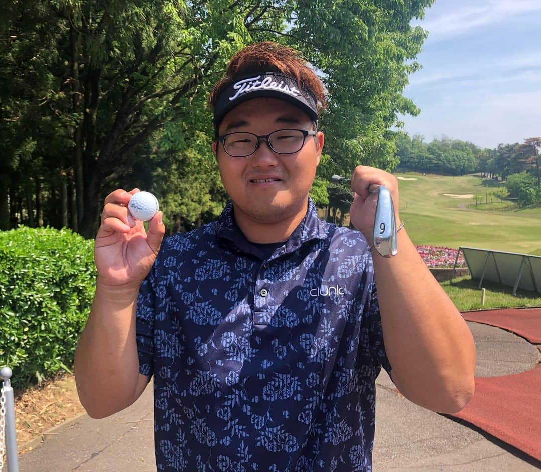  JGTO 男子プロゴルフツアーさんのインスタグラム写真 - ( JGTO 男子プロゴルフツアーInstagram)「『JAPAN PLAYERS CHAMPIONSHIP CHALLENGE in FUKUI』第1ラウンド⛳️   黒﨑蓮（くろさき・れん）が3番ホールの143ヤード（実測）を9番アイアンで見事ホールインワン❗️🏌🏻‍♂️ トーナメントでは自身初のエース達成です❗️🙌🏻😆  おめでとうございました‼️🎉㊗️👏🏻😊  @abema_official  @kurosakiren  #jgto #golftournament #男子ゴルフ #japanplayerschampionshipchallengeinfukui #越前カントリークラブ #ホールインワン #黒崎蓮」5月10日 13時43分 - japangolftour