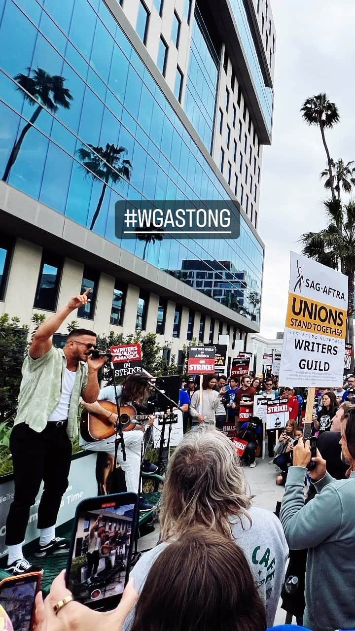 コルトン・ダンのインスタグラム：「Big shout out to @imaginedragons for believing in us. See you at the gates. #wga #wgastrong #wgastrike #netflix #amazon #universal #warnerbros #payus」