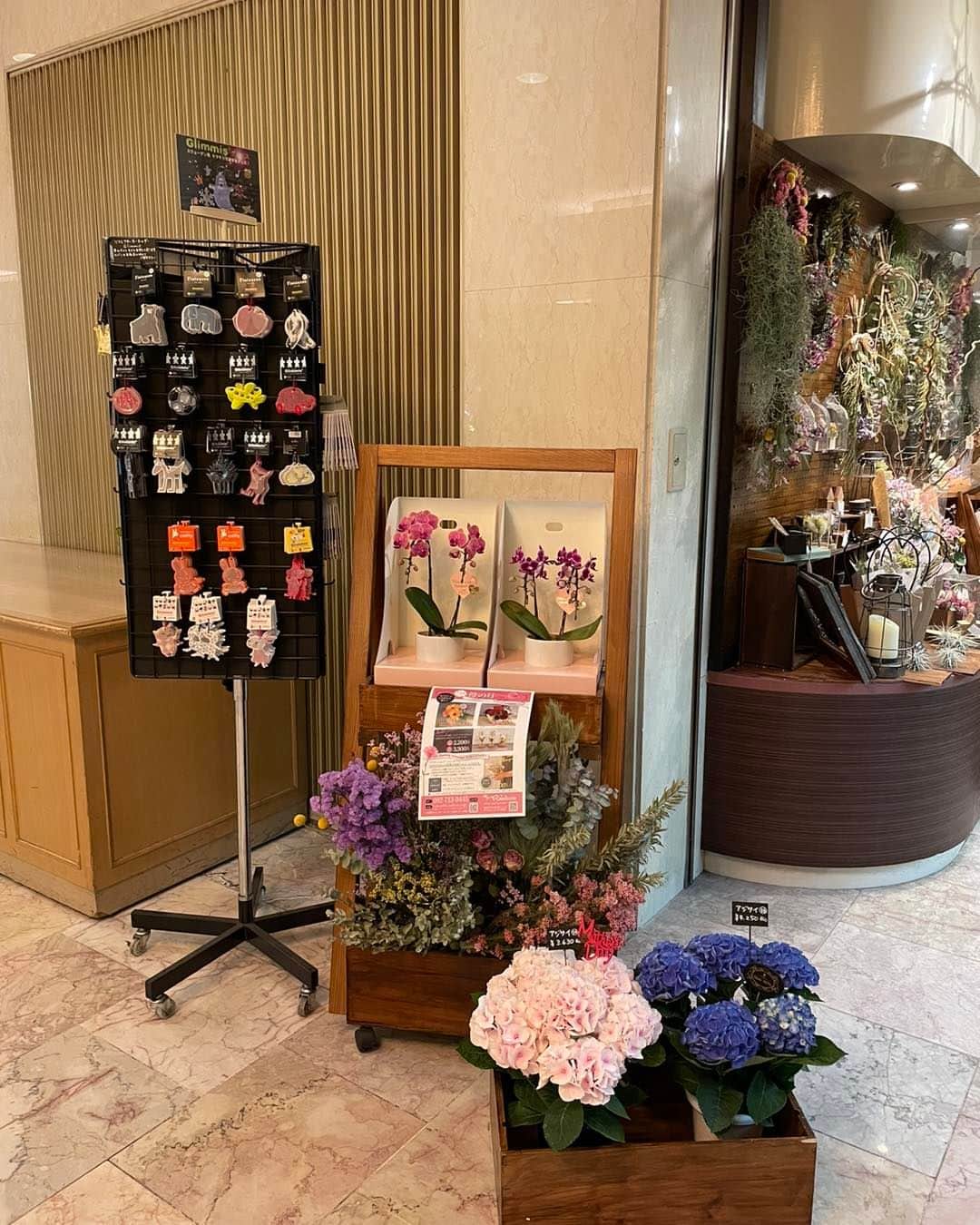 ホテルニューオータニ博多さんのインスタグラム写真 - (ホテルニューオータニ博多Instagram)「【お知らせ📢】  5月10日（水）より、「フローリストレインボウ」の1階店舗での営業を再開いたします。  誕生日や特別な記念日には、華やかな花束に気持ちを込めて。 ご希望に合わせて、旬のアレンジをおつくりします。 各種イベントの装飾からプライベートのギフトまで承ります。  営業時間：11:00～18:00 定休日：月曜日・火曜日  【ご予約・お問合せ】 フローリストレインボウ（ホテルニューオータニ博多内） TEL：092-714-1111（ホテル代表） @newotani_hakata_official  #フローリストレインボウ #フラワーアレンジメント #花束 #誕生日サプライズ #記念日 #花束アレンジ #花束プレゼント #花束💐 #花束ありがとう #バラの花束 #フラワーアレンジメント販売 #お花屋 #お花屋さん #お花屋さん巡り #福岡観光 #福岡旅行 #fukuokatrip #fukuokafood #福岡ホテル #天神グルメ #天神カフェ #渡辺通グルメ #渡辺通カフェ #hotelnewotanihakata #newotanihakata #hotelnewotani #newotani #ホテルニューオータニ博多 #ニューオータニ博多」5月10日 13時51分 - newotani_hakata_official