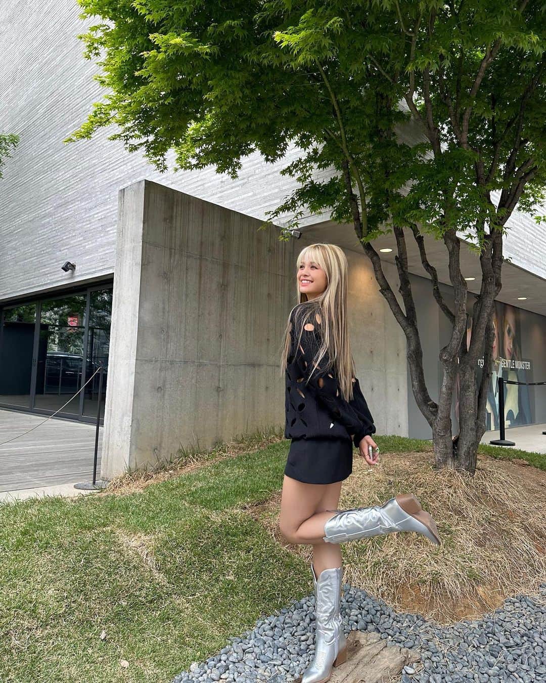 のインスタグラム：「on your own is where your wildflowers grow, there’s no one else here to block their sun, but no one else can water them but you 🌻」