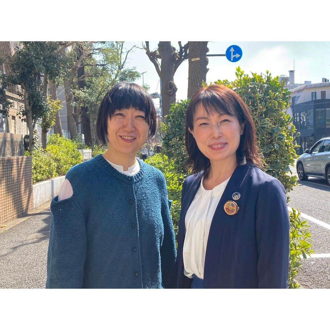 大宮エリーさんのインスタグラム写真 - (大宮エリーInstagram)「宇宙飛行士の山崎直子さんと、同窓生対談しました！ とってもたのしかった！ それから、わくわくして ゆめがひろがりました。 山崎さんの感性、ことばが好き。 アエラで掲載になりました見てね。 ⁣／⠀ ⠀ ✨ メディア掲載情報✨⠀ 雑誌 #AERA で連載中の #大宮エリー 「東大ふたり同窓会」⠀ ⠀ ⠀ 「 #東大 ってなんぼのもんか」と考える連載📝 宇宙飛行士の #山崎直子 さんとの対談第1回目が掲載されています✨📚 ⠀ 是非ご覧ください！⠀ ⠀ ■AERA 2023年5月8日発売号 http://ellie-office.com/news/6959/ ＼」5月10日 13時55分 - ellie_omiya