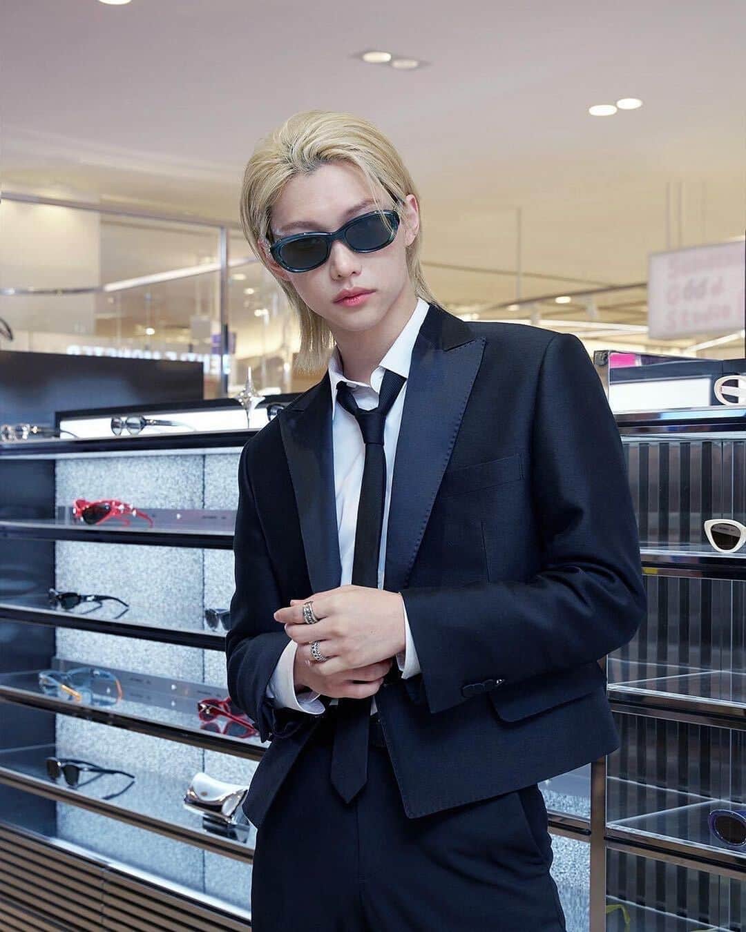 GENTLE MONSTERさんのインスタグラム写真 - (GENTLE MONSTERInstagram)「Felix from @realstraykids at the very first Gentle Monster store in Osaka, Japan.  Come and experience the new space in Osaka Hankyu Umeda and visit the newly launched official Gentle Monster online store at gentlemonster.com/jp  #GentleMonster #ジェントルモンスター #GentleMonsterJapan #GentleMonsterOsaka」5月10日 14時05分 - gentlemonster