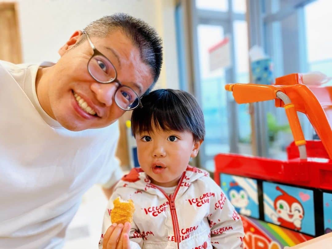 岩崎弘志のインスタグラム：「. ちょっと前ですが親子2人のオフ日🚙☀️  大人になるとフードコートに行く機会が減ってたけど、 子供がいるとフードコートしか行ってないんじゃねって くらいお世話になってます🍔🍟  買い物途中で 「歩かない🧎‍♂️抱っこ👦」 「そこ入りたくない(主に洋服店)🙅‍♂️」 「もっとゲームしたい🎮‼︎」 のリクエスト祭りですが、それも期間限定のお願い なので極力甘やかしてます☺️✨  世の中の母ちゃん、父ちゃん、疲れた体に鞭打っての お仕事、いつもお疲れ様です🙇🏻‍♂️👏🏻  今日も闘う親御さんにエールを送りつつ、アタシも 仕事頑張ります⤴︎  19時からMBCテレビ「てゲてゲ」、ご覧ください✨  ※毎週恒例、アタシはロケ行ってません😆 　視聴者型MCですw  #オフ #サラリーマンの休日 #親子ごはん #親子で #親子ショット #親子で楽しむ #親子でお出かけ #3歳息子 #３歳息子 #3歳児 #３歳児 #3歳児ごはん #幼稚園児 #親子写真 #鹿児島 #鹿児島市 #かごんま #かごしま #kagoshima #MBC #アナウンサー #岩﨑弘志 #tege2 #tegeh #MBCテレビ」