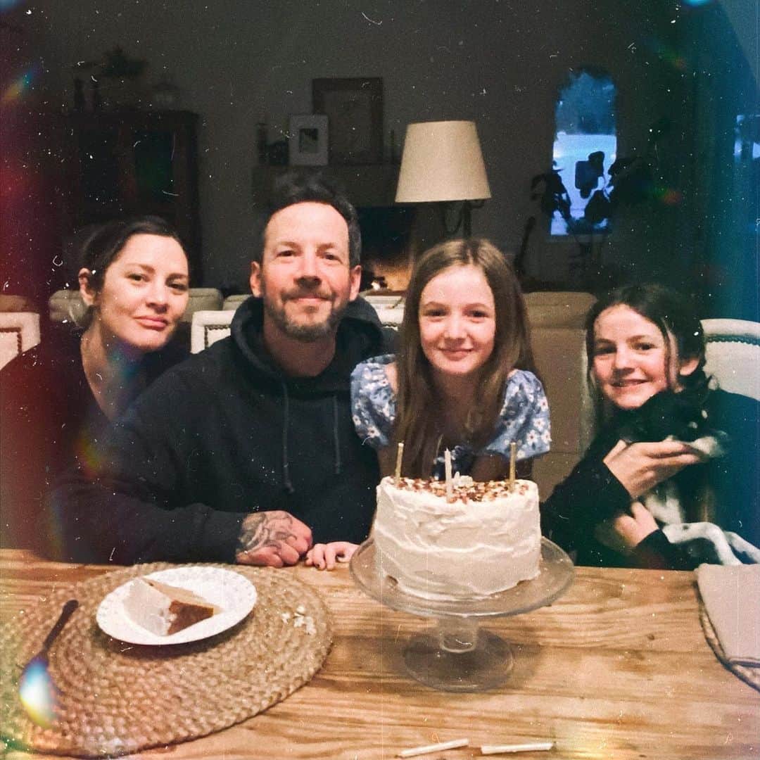 ピエール・ブーヴィエのインスタグラム：「Thank you all for the birthday love and wishes.  I appreciate you all.  I made BBQ for the family tonight. (My fave) And my baby Soren actually baked my favorite carrot cake from scratch all by herself. She’s 9 years old. 🤯🤯🤯   Here’s to another year going by so fast.   44….. but im still just a kid and life is a nightmare.」