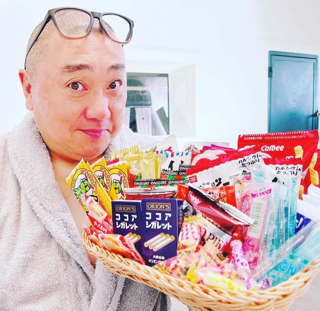 山本圭壱のインスタグラム：「お菓子は食べては いけないと 言われてます ウフフ さて どうなるのかな」