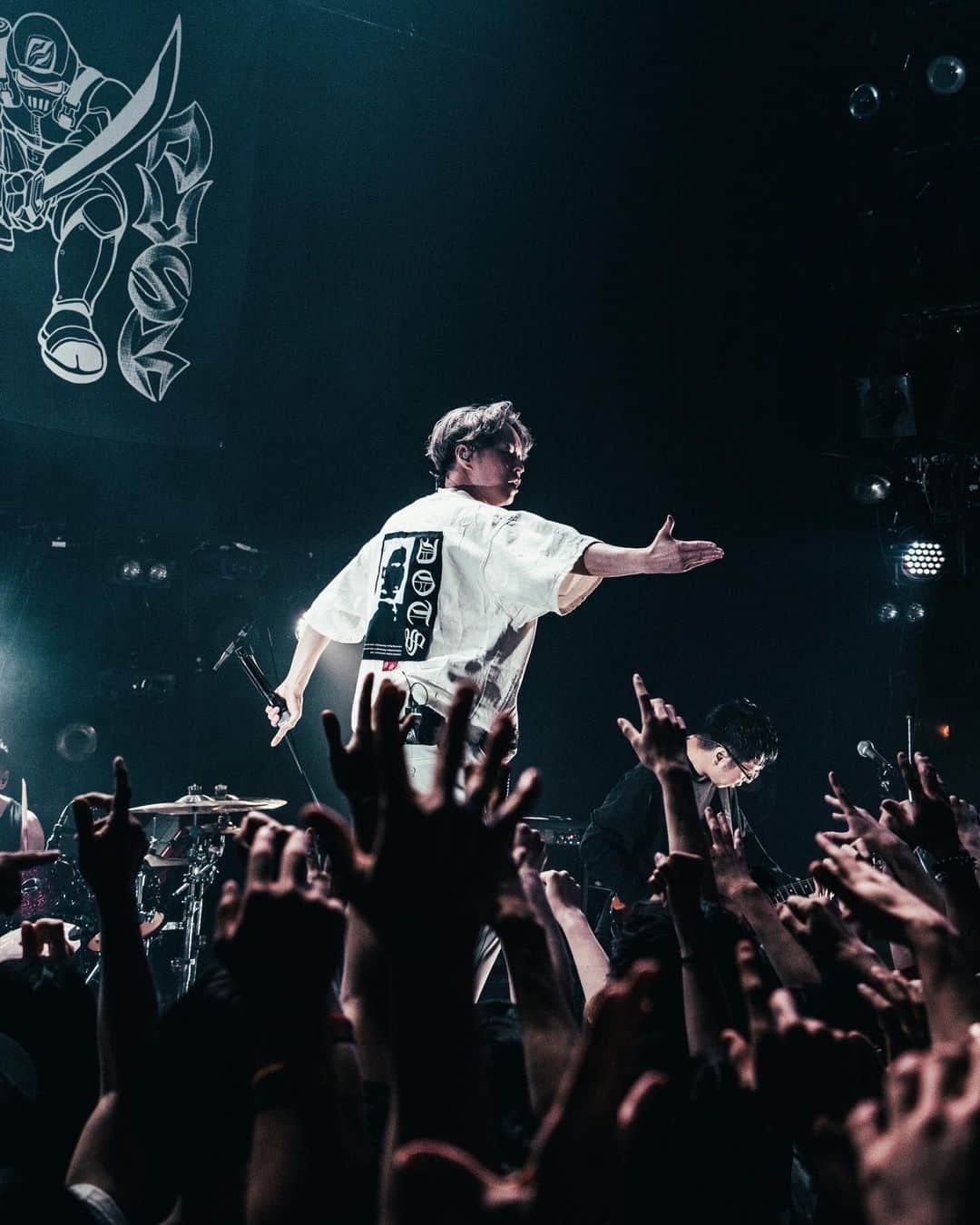 AG（エイジ）のインスタグラム：「いやー音楽心底好きだわ 皆ありがとう！ paledusk最高のツアーになるね！ またKITAKAZEで✌️✌️ 📷 by @nekoze_photo」