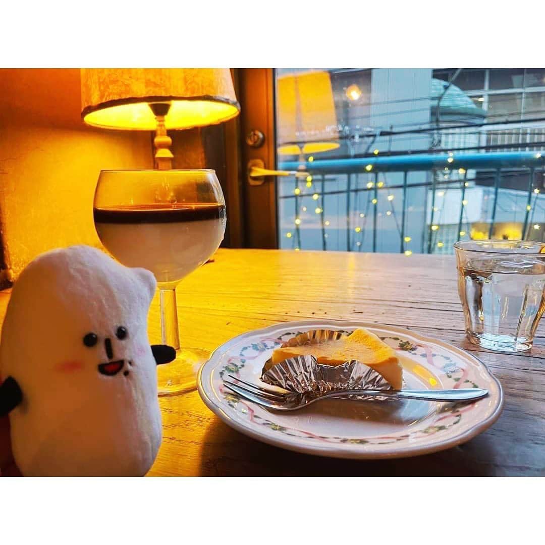 コメ助さんのインスタグラム写真 - (コメ助Instagram)「.  コメにちは〜🍀  GWに、お洒落なカフェに行ってきたヨネ！🍀✨  ジャズが流れていてとっても癒されたコメね〜🎷  チーズケーキも美味しかったコメ🤗  #カフェ #チーズケーキ #コメ助」5月10日 14時09分 - komenichiwa