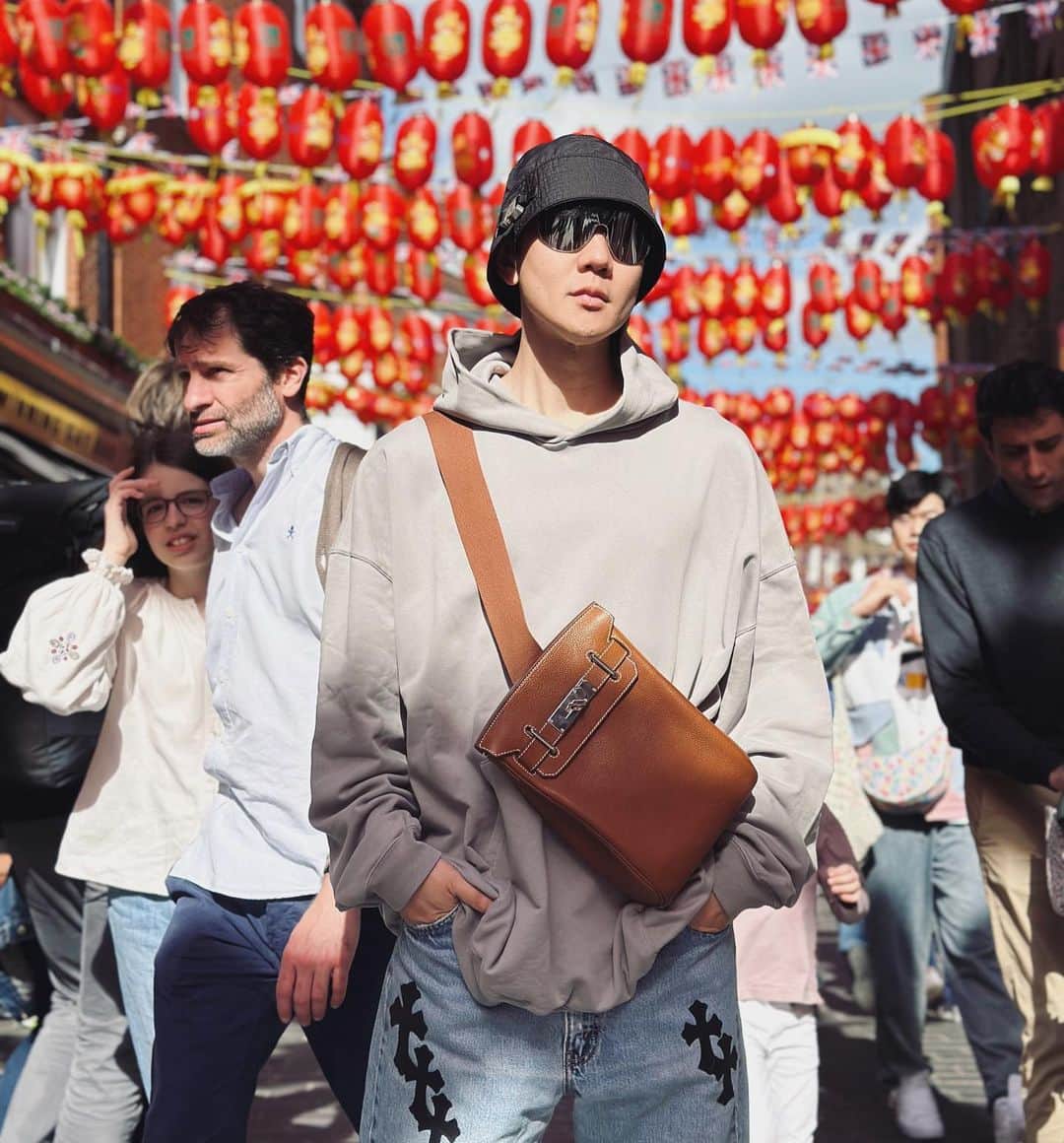 林俊傑のインスタグラム：「Chinatown 📸1,2 by @producer_alex.d」