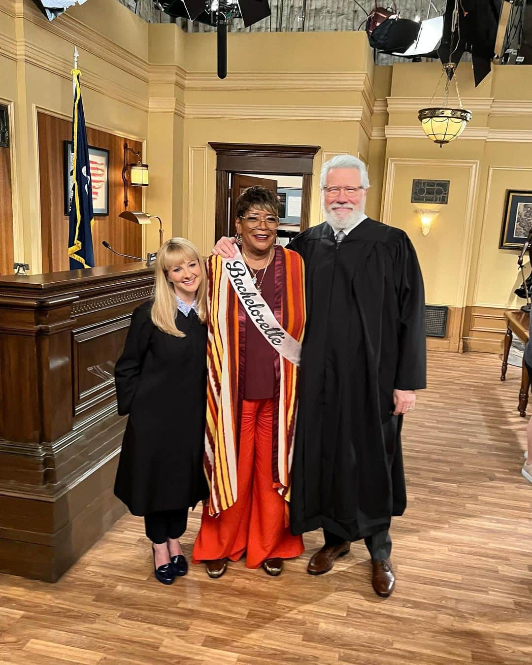 メリッサ・ラウシュのインスタグラム：「Beyond thrilled to have had true Night Court royalty in our presence with the brilliantly talented and hilarious @marshawarfield reprising her legendary role of “Roz” in tonight’s #NightCourt season finale. The reaction from the studio audience the night we filmed it was magical. When she walked out on that set and with her iconic laser delivery served up her reply to John Larroquette’s Dan Fielding, there were audible gasps of excitement, massive applause, laughter and tears of joy. It was a truly special moment unlike anything I’ve ever witnessed.  Not only is Marsha an immensely gifted actor and stand-up, she’s one of the most wonderful humans. She has a remarkable gift in which the words she shares with you in conversation go directly into your heart where they will stay cherished forever. Cannot thank her enough for joining us and for being absolutely incredible in every way. I’m so excited for you all to get to see more of Roz’s return in our Season 2 premiere! 💙」