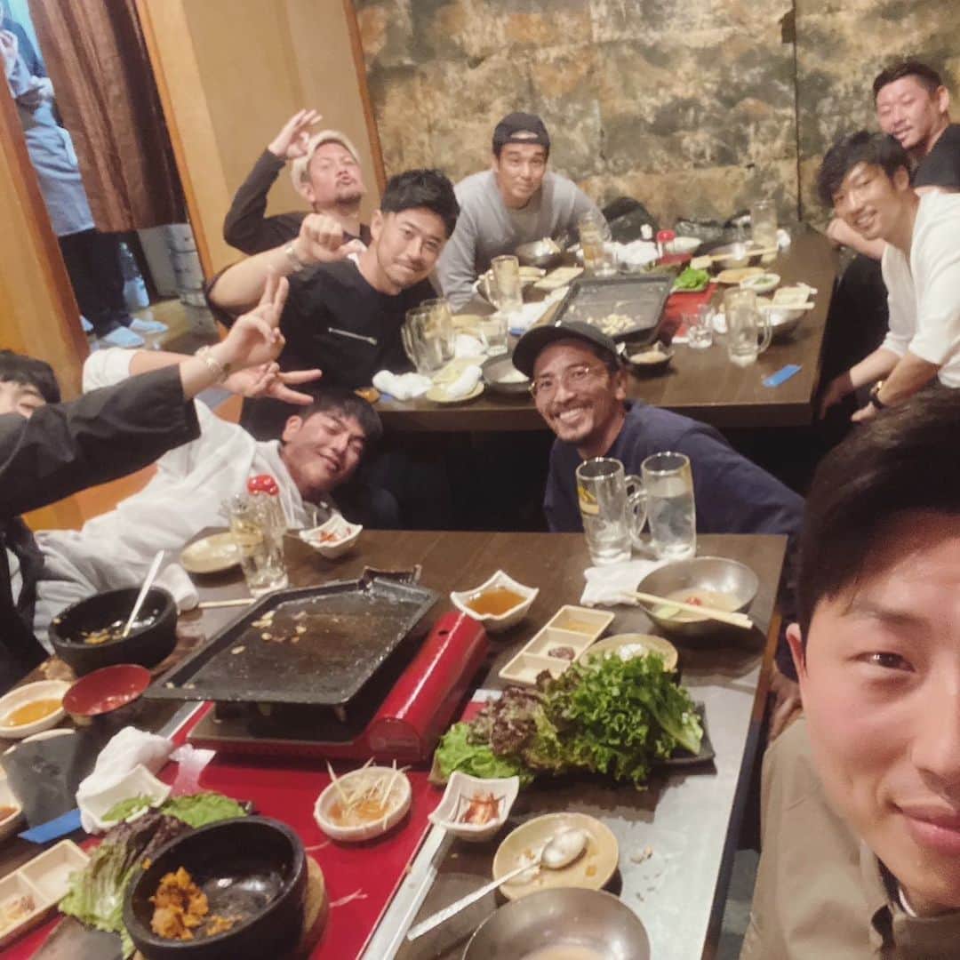 小椋祥平のインスタグラム：「. 投稿するの忘れてたので😅 . 少し前に懐かしいメンバーとご飯🍚 . 2枚目は韓国から日本にきて、わざわざ松屋のキムチ牛丼食べるクナン笑 . #小椋祥平  #懐かしいメンバー  #横浜fマリノス」