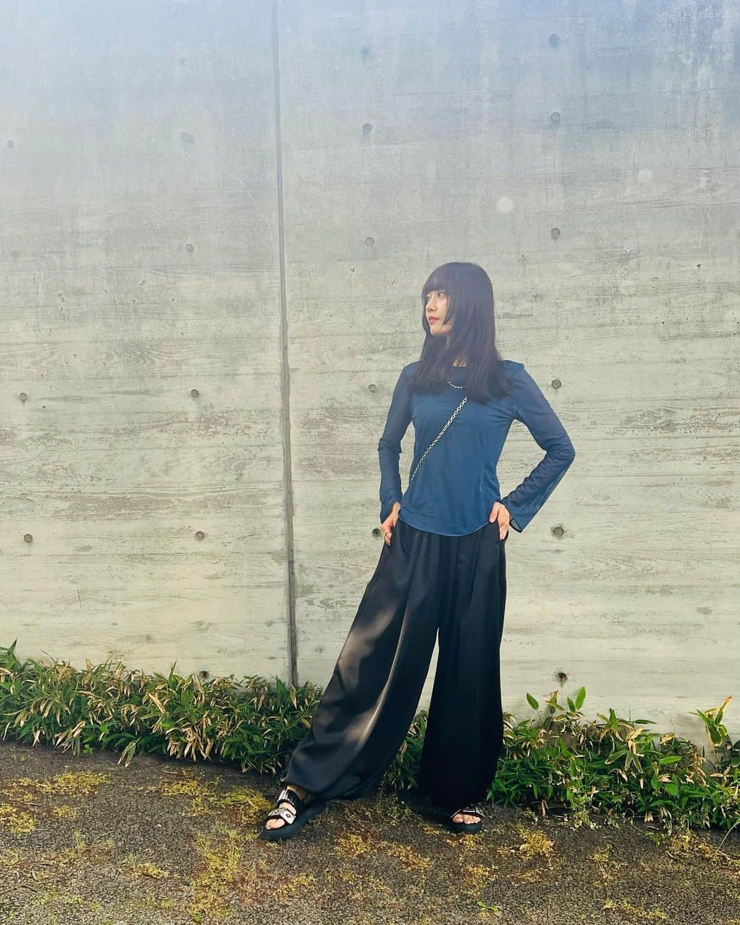 菊井彰子のインスタグラム：「@mecre_official のバルーンパンツがポワンとしてて形がかわいい🩶  サテン生地だからカジュアルになりすぎないし、買ってよかったー✨  美容室終わりに娘と新宿をぷらついたGW中の写真。  #バルーンパンツ  #バルーンパンツコーデ  #mecre  #uniqlo  #mamekurogouchi  #mamekurogouchiコラボ  #3歳女の子ママ  #ママコーデ  #ママコーディネート  #女の子ママ #女の子のママ  #ママファッション  #mamafashion #ootd #ootdfashion #ootdstyle」