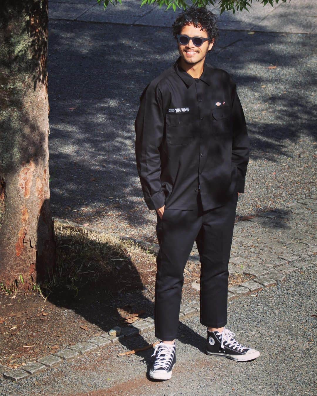 ZOEのインスタグラム：「私服はAH MURDERZ × Dickiesのセットアップ。 すでに完売商品なんですけど安定的に激渋ですよね✨  似合ってると思う人は🔥マークをお願いします！  (実は6枚目のイラストはゾイが描いたやつ♡)」