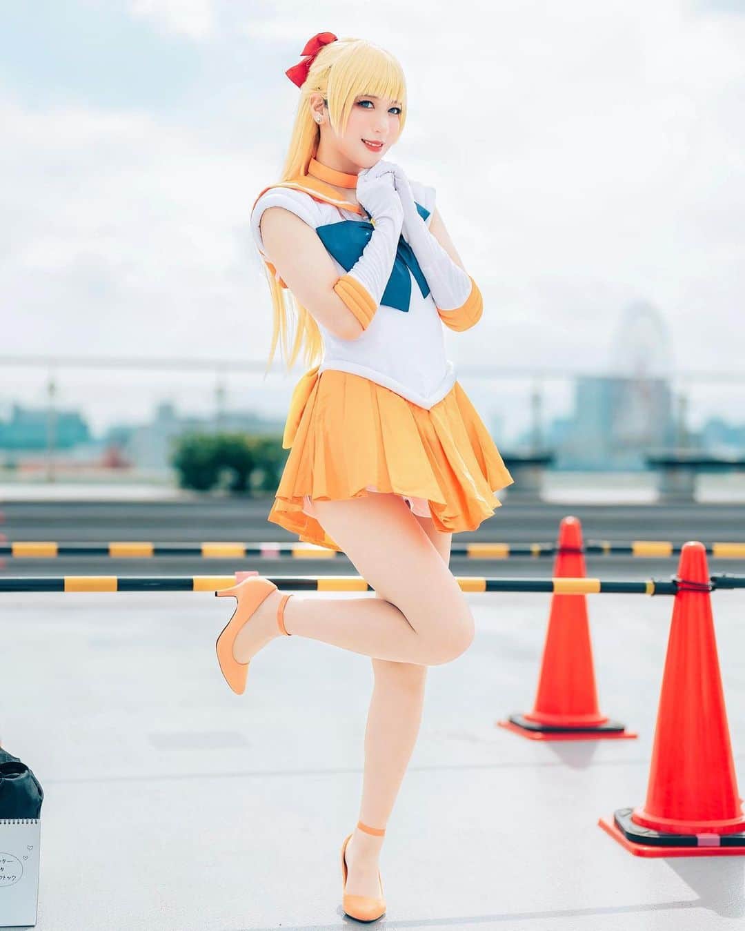 美羽えりのインスタグラム：「愛の天罰落とさせていただきます🧡 . #cosplay #sailorvenus #sailormoon  #コスプレ #美少女戦士セーラームーン  #セーラーヴィーナス #愛野美奈子  #コミケ」