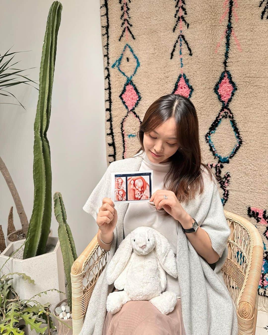 ライムのインスタグラム：「여러분 안녕하세요 💙 데뷔 11주년을 맞은 오늘!! 좋은소식을 전해드리기 위해 이렇게 글을 씁니다.  저에게 드디어 새로운 생명이 찾아왔습니다..💙 얼마나 입이 간지러웠는지.. 벌써 5개월차 토끼띠 예비맘 이랍니다!!  아직 엄마라는 표현이 저에게 너무나 낯설고 새롭고 놀라움의 연속이지만 건강한 아기천사가 잘 태어나도록 행복한 마음으로 차분히 기다리려합니다.  이 글을 보시는 많은 분들 부디 축복속에 기도 해주시고 축하해주시고  좋은 정보 있으면 살짝 공유 부탁드려요..💙 반가워 쑥쑥아🌱  #임밍아웃 #토끼띠맘」