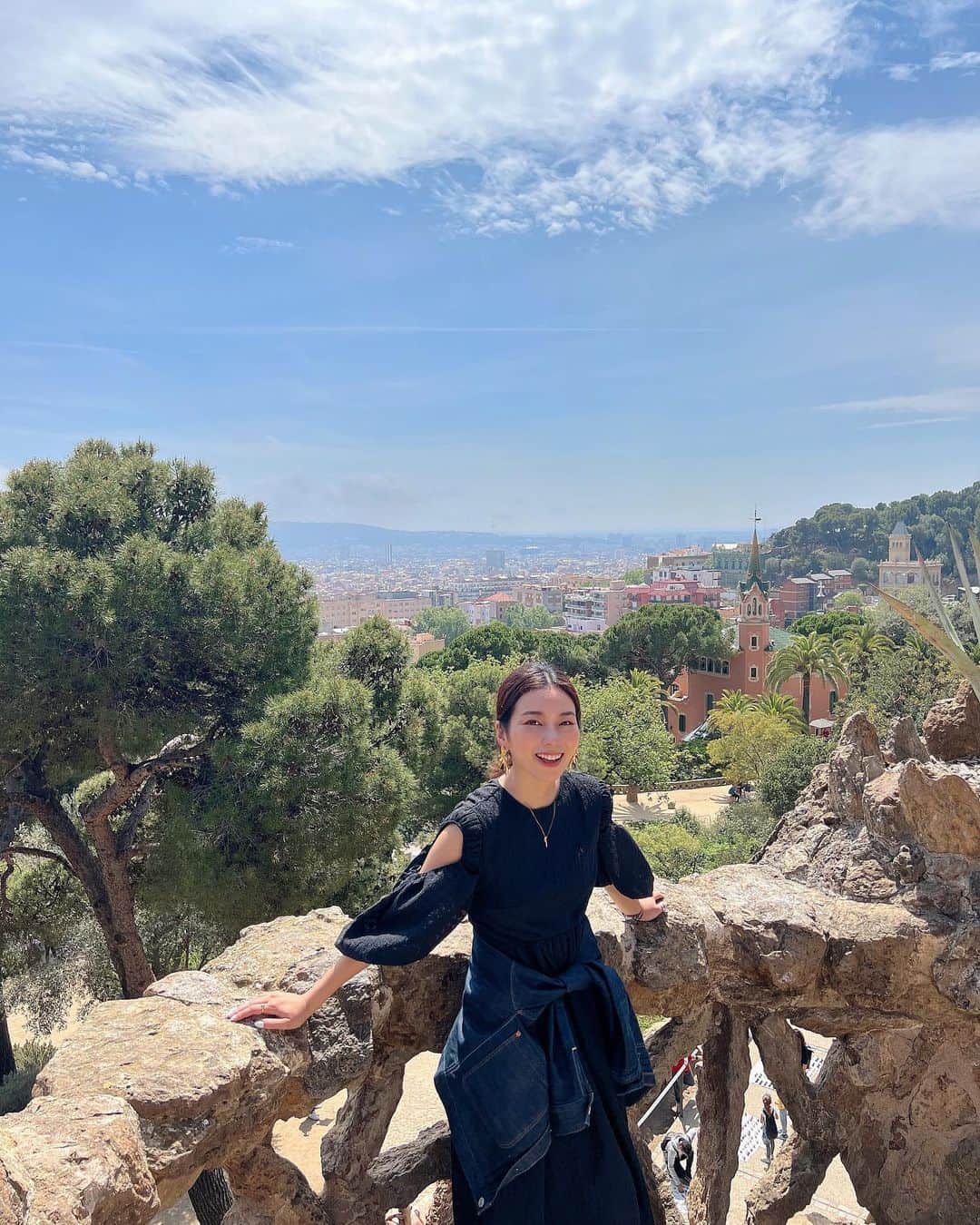 村上瑠美奈さんのインスタグラム写真 - (村上瑠美奈Instagram)「バルセロナ投稿🇪🇸  グエル公園。 世界遺産でガウディとグエルが自然の中に高級住宅地を建設しようと計画した場所。  途中で計画が頓挫してしまったこの公園。 遺跡のようなところやカラフルな入り口の広場は見応えありました👏  公園の中にあるガウディが住んでいた家が現在は博物館になっているの。 公園の入場料とは別にチケットを購入するんだけど こちらもグエル公園きたらおすすめだよ😊  #スペイン#バルセロナ旅行 #バルセロナ観光#サグラダファミリア #spaintravel #Barcelona#casamila#カサミラ #ガウディ建築 #ガウディ#antonigaudi#グエル公園 #ParcGüell#スペイン旅行 #ヨーロッパ旅行」5月10日 14時27分 - ruminamurakami