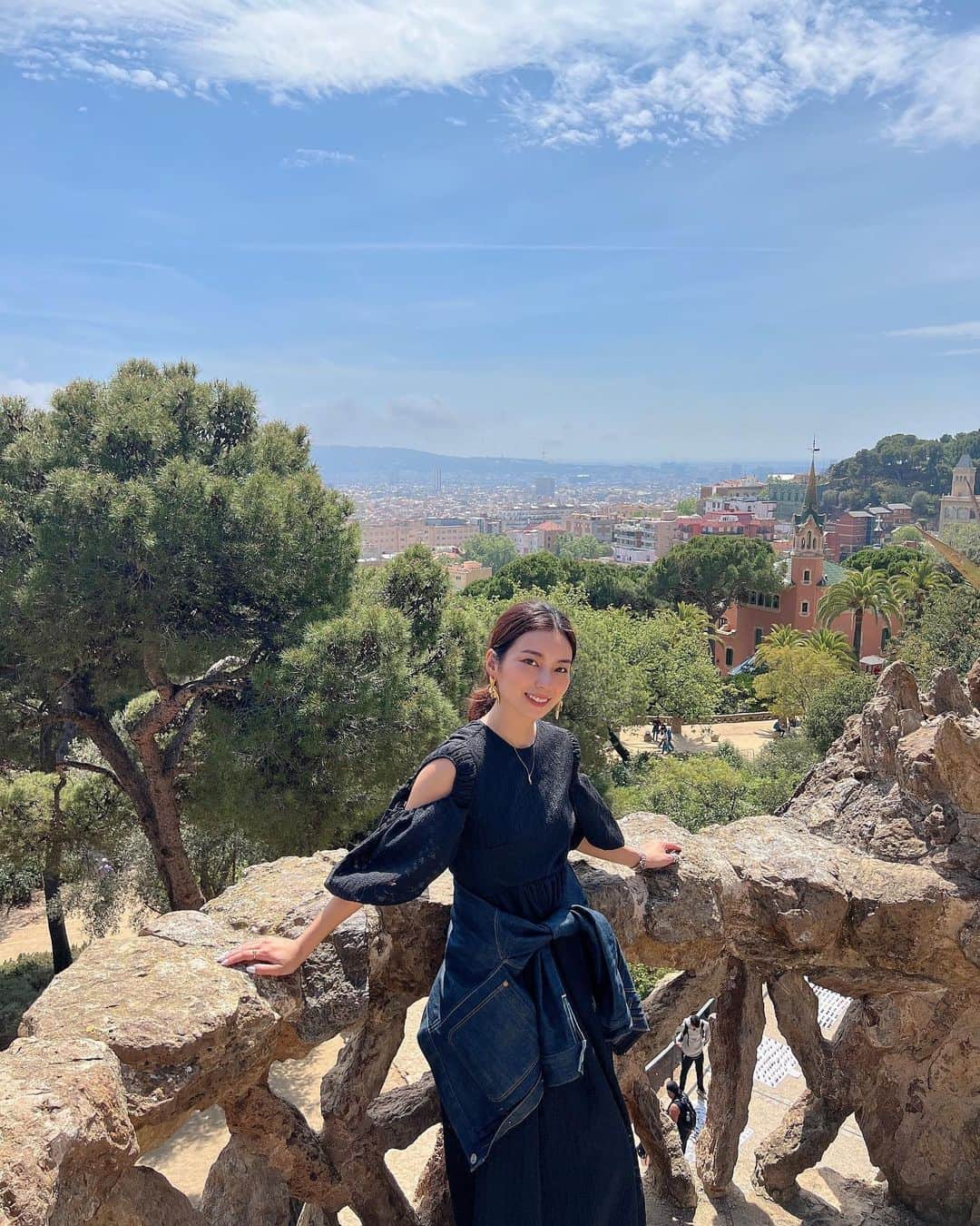 村上瑠美奈さんのインスタグラム写真 - (村上瑠美奈Instagram)「バルセロナ投稿🇪🇸  グエル公園。 世界遺産でガウディとグエルが自然の中に高級住宅地を建設しようと計画した場所。  途中で計画が頓挫してしまったこの公園。 遺跡のようなところやカラフルな入り口の広場は見応えありました👏  公園の中にあるガウディが住んでいた家が現在は博物館になっているの。 公園の入場料とは別にチケットを購入するんだけど こちらもグエル公園きたらおすすめだよ😊  #スペイン#バルセロナ旅行 #バルセロナ観光#サグラダファミリア #spaintravel #Barcelona#casamila#カサミラ #ガウディ建築 #ガウディ#antonigaudi#グエル公園 #ParcGüell#スペイン旅行 #ヨーロッパ旅行」5月10日 14時27分 - ruminamurakami