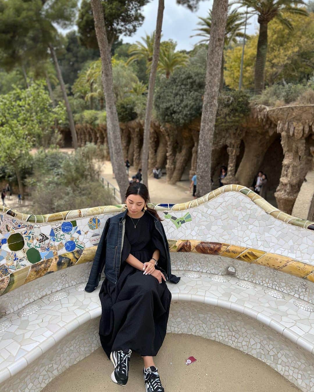村上瑠美奈さんのインスタグラム写真 - (村上瑠美奈Instagram)「バルセロナ投稿🇪🇸  グエル公園。 世界遺産でガウディとグエルが自然の中に高級住宅地を建設しようと計画した場所。  途中で計画が頓挫してしまったこの公園。 遺跡のようなところやカラフルな入り口の広場は見応えありました👏  公園の中にあるガウディが住んでいた家が現在は博物館になっているの。 公園の入場料とは別にチケットを購入するんだけど こちらもグエル公園きたらおすすめだよ😊  #スペイン#バルセロナ旅行 #バルセロナ観光#サグラダファミリア #spaintravel #Barcelona#casamila#カサミラ #ガウディ建築 #ガウディ#antonigaudi#グエル公園 #ParcGüell#スペイン旅行 #ヨーロッパ旅行」5月10日 14時27分 - ruminamurakami