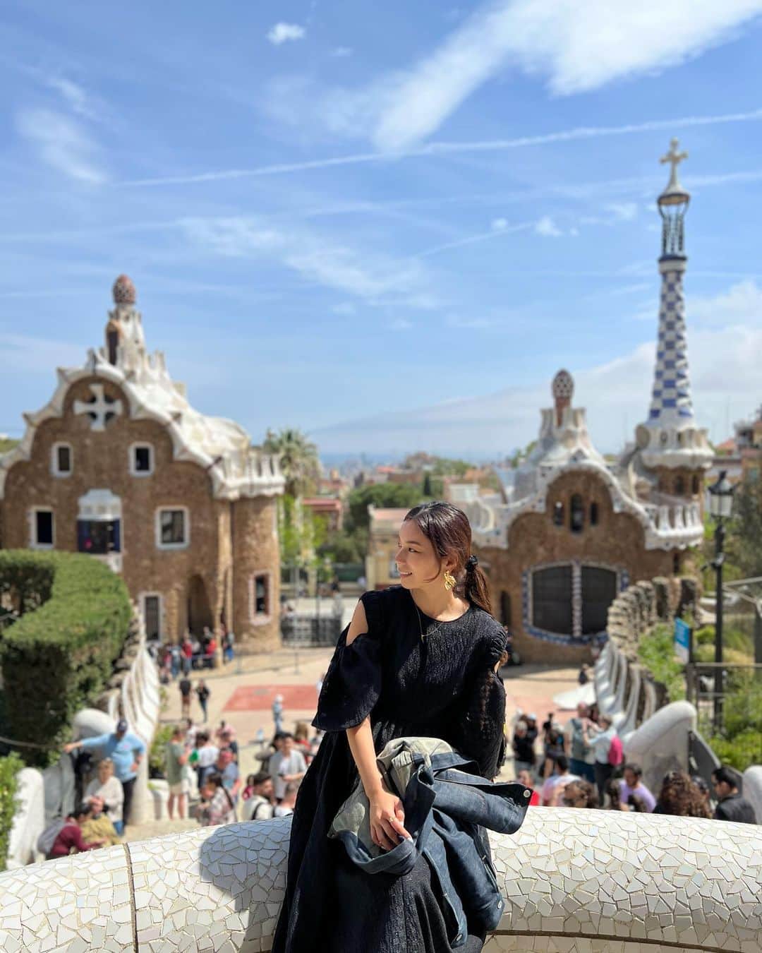 村上瑠美奈さんのインスタグラム写真 - (村上瑠美奈Instagram)「バルセロナ投稿🇪🇸  グエル公園。 世界遺産でガウディとグエルが自然の中に高級住宅地を建設しようと計画した場所。  途中で計画が頓挫してしまったこの公園。 遺跡のようなところやカラフルな入り口の広場は見応えありました👏  公園の中にあるガウディが住んでいた家が現在は博物館になっているの。 公園の入場料とは別にチケットを購入するんだけど こちらもグエル公園きたらおすすめだよ😊  #スペイン#バルセロナ旅行 #バルセロナ観光#サグラダファミリア #spaintravel #Barcelona#casamila#カサミラ #ガウディ建築 #ガウディ#antonigaudi#グエル公園 #ParcGüell#スペイン旅行 #ヨーロッパ旅行」5月10日 14時27分 - ruminamurakami