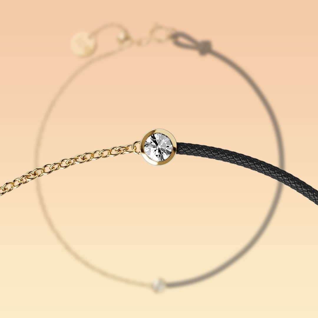 アイスウォッチさんのインスタグラム写真 - (アイスウォッチInstagram)「Featuring a cord rounded off with a fine golden chain, this strap is easy to fasten and to adjust to each wrist size. 💎  #icewatch #icediamond #diamond #black #gold #lovely #girly #bracelet」5月10日 14時30分 - icewatch
