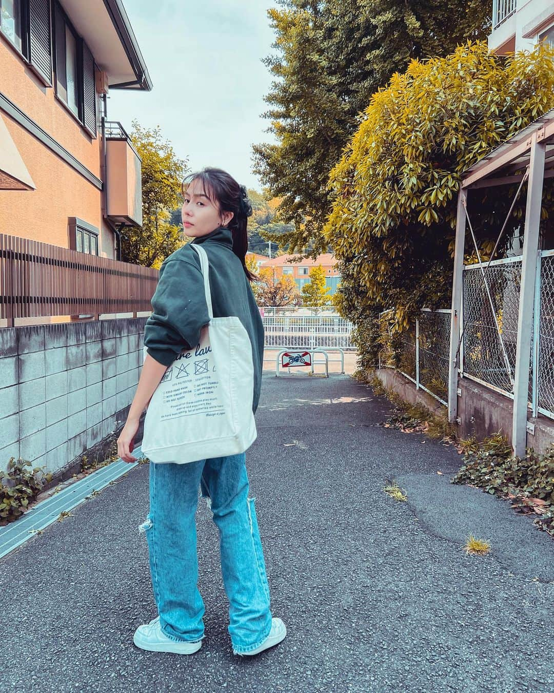 西田美保のインスタグラム：「Pic muna habang wait ang bus🚌💚 .」