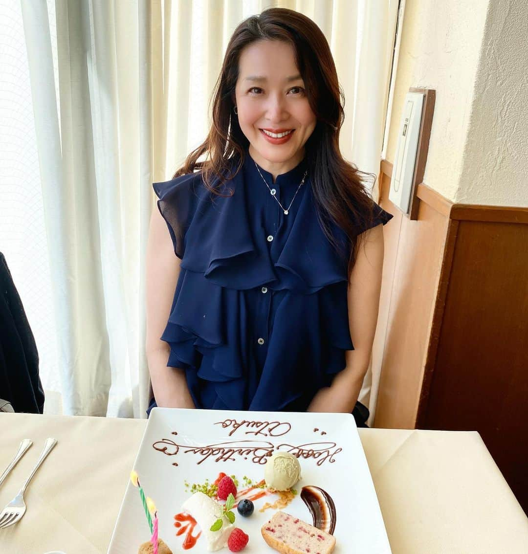 Atsukoさんのインスタグラム写真 - (AtsukoInstagram)「Happy My Birthday✨✨✨✨  昨日52歳を迎えました  会社の同僚達が忙しい時間を割いて お祝いしてくださいました🥂  素敵な素敵な一日になりました✨  今年に入り、精密検査ばかりの５ヶ月の末、 首のヘルニア💦  でも、幸せなことも たくさんたくさん✨✨  そのうちの一日が昨日の マイバースデー✨✨  朝、目が覚めて 幸せを感じられることに感謝しかない  私の人生はたくさんの方の 支えの中で 生きてきた人生✨  離婚、家族との別れ シングルマザー、元夫の死  全て自分で選んだ道にしては きつい人生でした  私にはこのまま明るい未来はないのかな？ 明けない夜はないって本当かな? いつ夜は明けるの？  小さい娘を抱え不安な夜を 何度経験したでしょう  再婚して幸せを掴んだはずが また泣いてばかりの日々  母から 人生は思うようにいかないものよって。  でも、やっと自分らしい生き方、 自分らしい人生を歩める予感✨  今年のバースデーは 朝、目覚めて そんなことを感じました✨✨  まだまだ試練は続くと思うけど 一歩踏み出す勇気が 出て来ました。  感謝の1日 マイバースデーにありがとう🤍  幸せをありがとう🤍  #感謝の日 #マイバースデー #ありがとう #大好き #こころから #未来へ #新たな一歩 #勇気」5月10日 14時37分 - atsuko__kawashima_