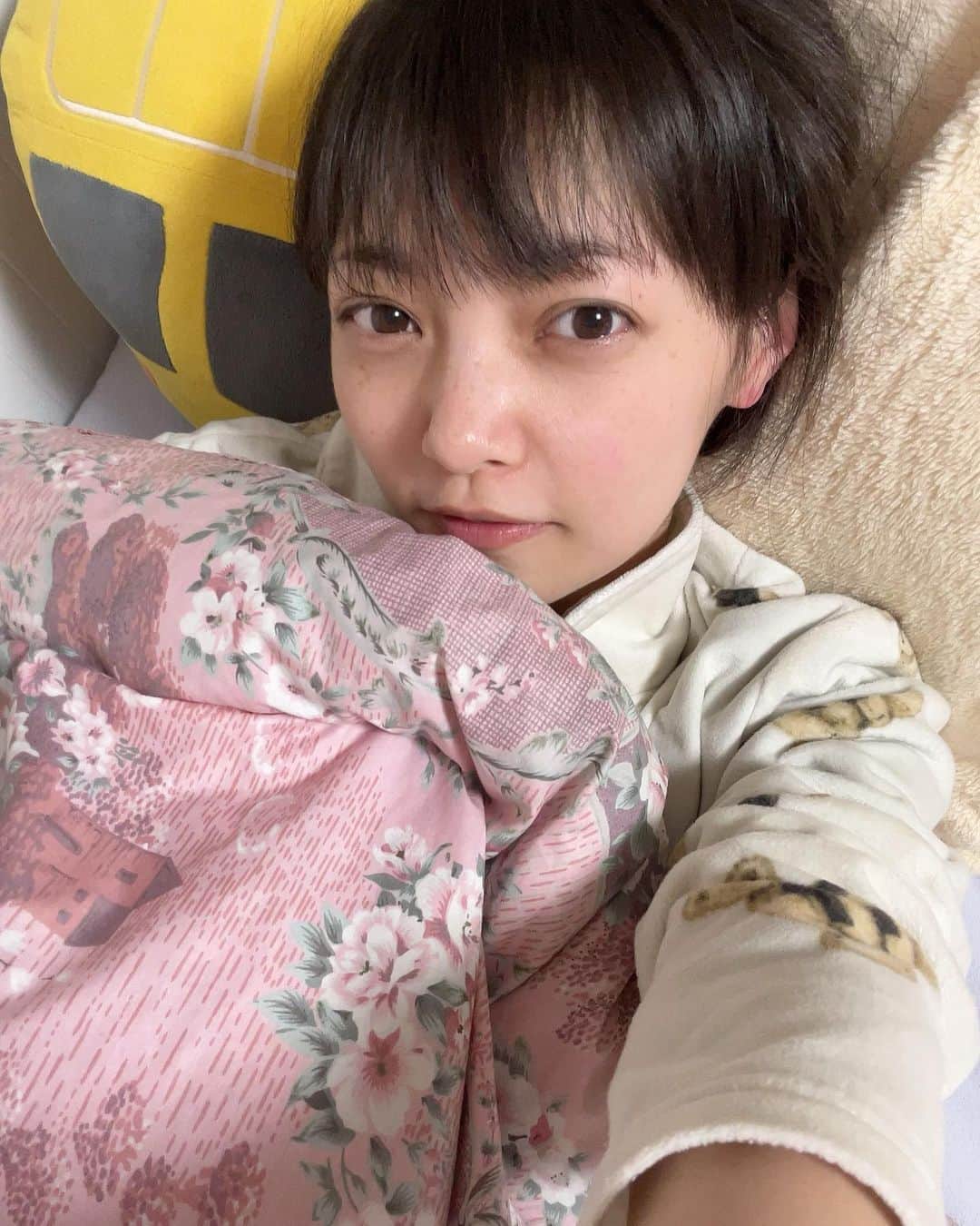 松山あおいのインスタグラム：「GW明けた途端、いっぱい寝てる😴」