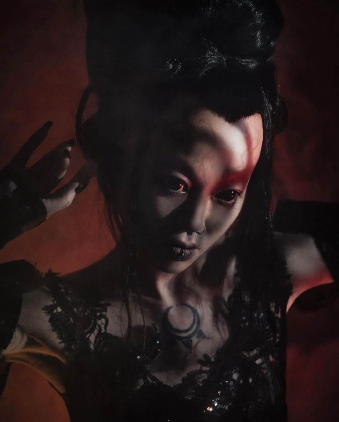 Aya Satoのインスタグラム：「🖤🐙👽🐙🖤  Photographer: Yulia Shur @s_h_u_r Makeup Artist & Special Effects: Heather Galipo @hgalipomakeup_fx Fashion Designer & Stylist: Jessica Rowell @jessicarowell Barbed wire Necklace: Opposites Studio @opposites.studio Set Assist: Julien @waste_of_skin Model: @ayasato_official」
