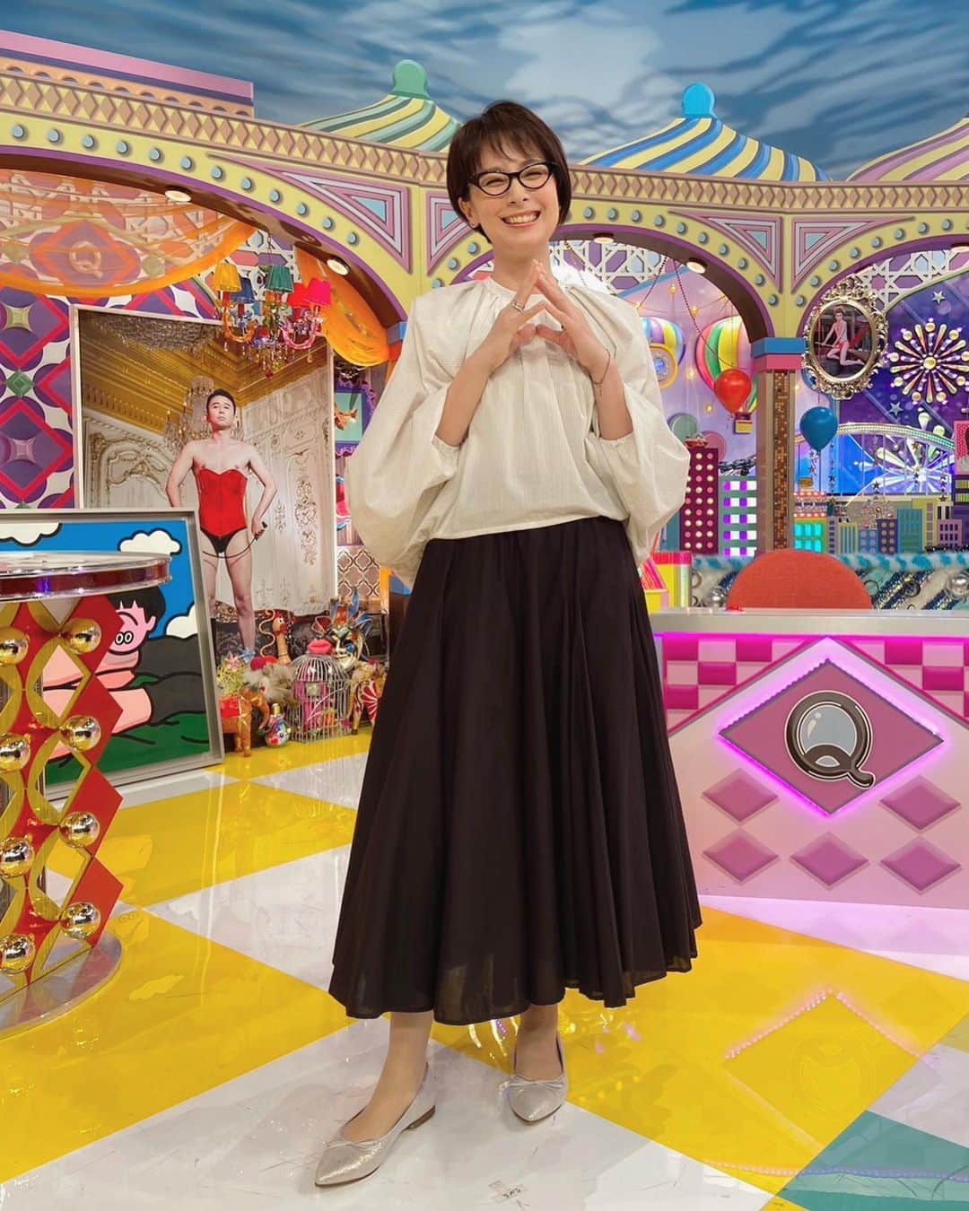 野村真季のインスタグラム：「#有吉クイズ   5/9 放送分 着用衣装 ＊Tverで見られます！  普段はそんなにカレーを食べないのですが、無性に食べたくなります…♡  #テレビ朝日 #アナウンサー #野村真季 #野村アナ」