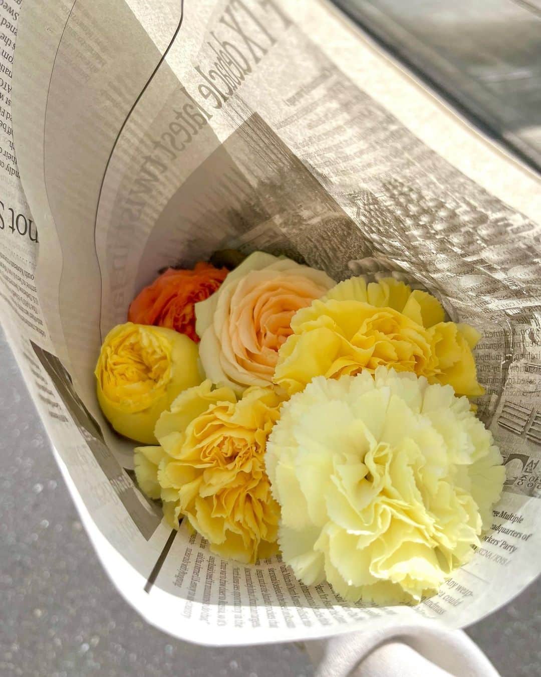 松村未央のインスタグラム：「💛 ゴールデンウィークが明け、選んだのは元気が出る黄色🌼 今週もあと半分！頑張りましょう☺️  #今週のお花 #カーネーション #薔薇 #黄色いお花」