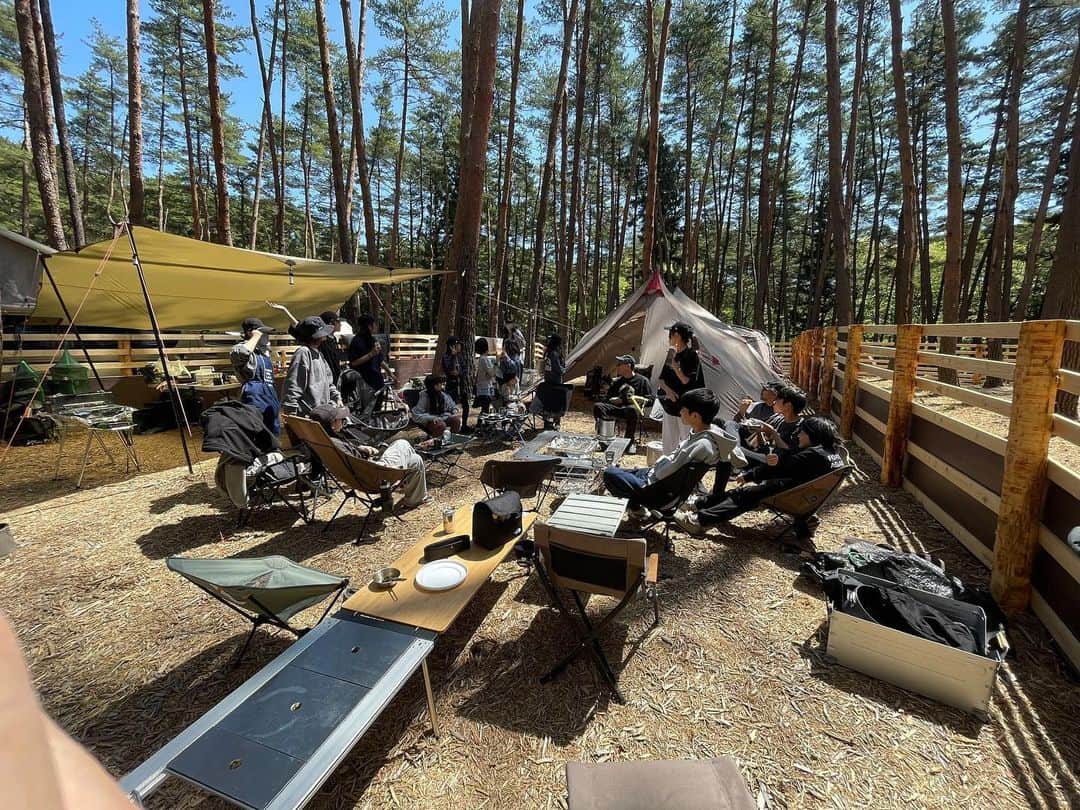 畑野ひろ子のインスタグラム：「GWは、　@folkwood_campground へ🏕️ 最高の天気&ロケーション！ 私と娘たちは初キャンプでしたが、キャンププロのファミリー達にジョインさせてもらったので大大満喫😍 キャンプ御飯も焼き鳥、おでん、ユッケジャン、鹹豆漿などなど、お料理上手な方々とのキャンプは勉強になります😆📝 今回、啓太さんとテントも張りました！（テントの写真を撮り忘れたのが残念😣） キャンプ場は、ドッグサイトがあったり、薪焚きのサウナがあったり楽しみもいっぱい🏕️🤩 最高のエネルギーチャージ💪✨」