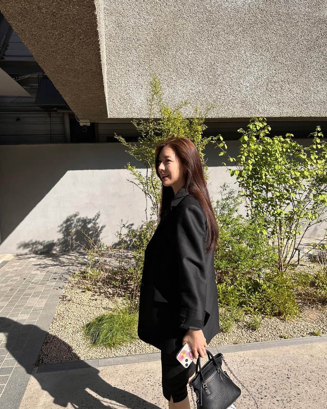 アリスのインスタグラム：「11주년 감사합니다.💛 분명 엊그제 10주년이었는데 시간이 나만 빨라요? 사진첩을 뒤적뒤적 요즘 근황을 탈탈 털어봤어요! 거의 뭐 자연인이네요😆 우리 건강한 하루 보내요-!」