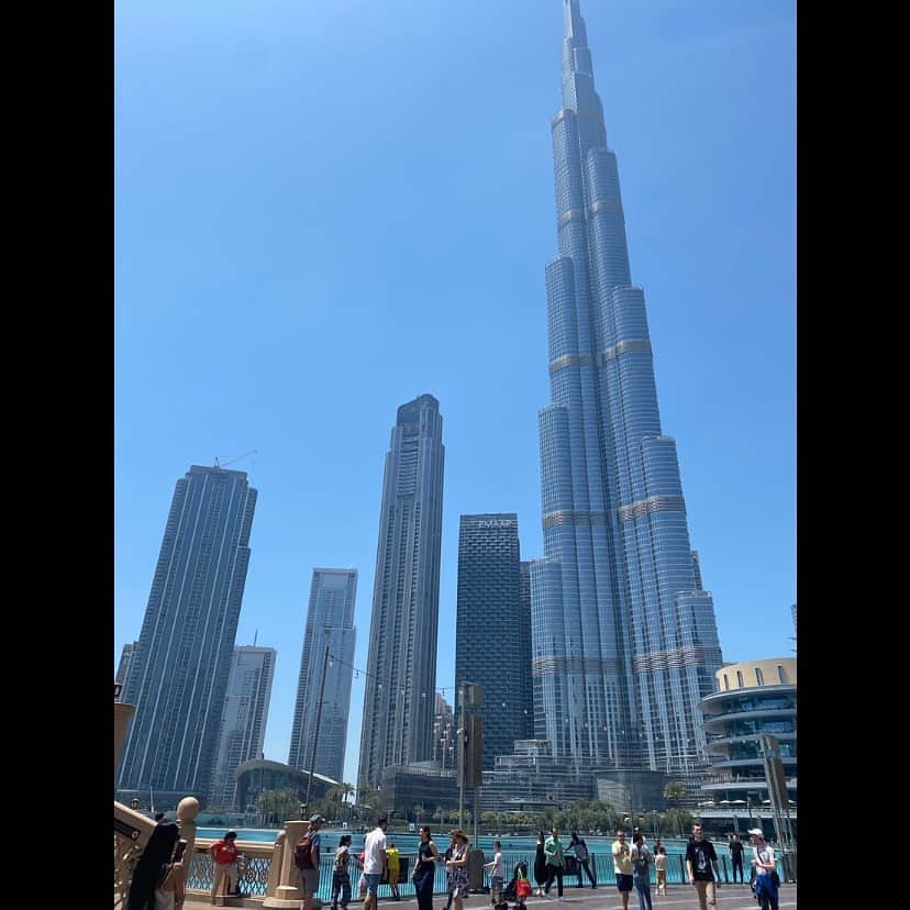 ダンドイ舞莉花さんのインスタグラム写真 - (ダンドイ舞莉花Instagram)「My day in Dubai!! (A month ago😂)  Burj Khalifa!!!! Hummus!! And the lovely bus driver who drove me to the airport 🤣  先月のドバイの思い出🇦🇪  ブルジュ・ハリファはやはり圧巻！！  前にも訪れたことはあるけど、それでも迫力半端ない！  ほんとーーーーーーーに大きい！！！ 写真だと中々伝わらないというか、そもそもかなり広角レンズにしないと全然写りきらない🤣  メトロも乗りやすくて、綺麗でしたⓂ️  そして空港までのバスの運転手さん、とっても優しかった😉🚌 ありがとう😊  #dubai #dubaimall #burjkhalifa #travel #uae #traveller #旅行 #ドバイ #ブルジュハリファ #hummus #グルメ #tokyogirl #citygirl #actor #actress #fun」5月10日 14時52分 - mdandoy18