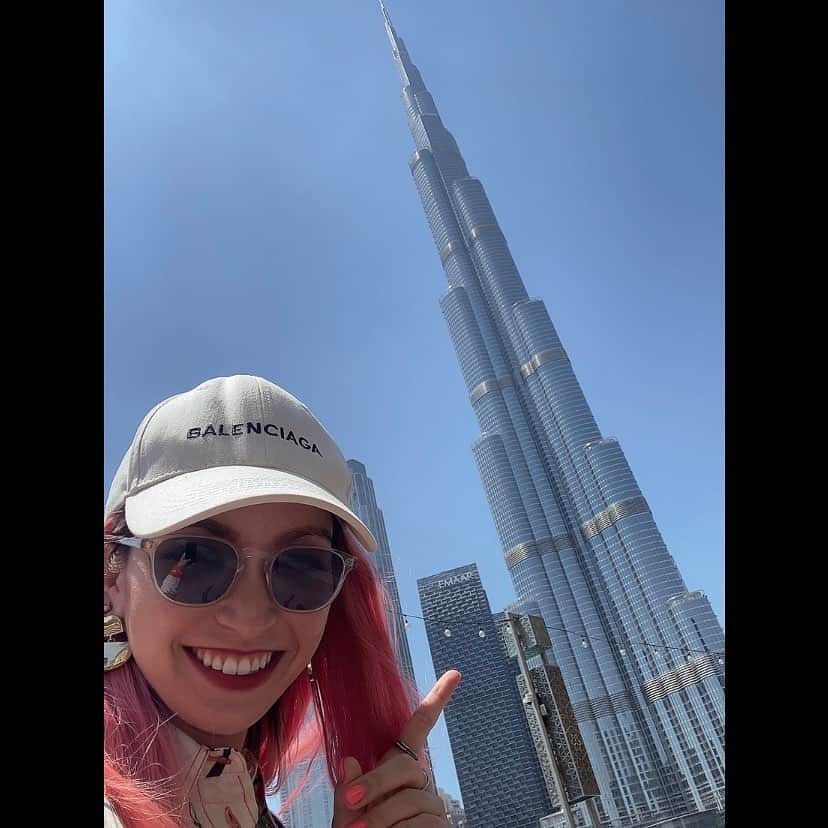 ダンドイ舞莉花さんのインスタグラム写真 - (ダンドイ舞莉花Instagram)「My day in Dubai!! (A month ago😂)  Burj Khalifa!!!! Hummus!! And the lovely bus driver who drove me to the airport 🤣  先月のドバイの思い出🇦🇪  ブルジュ・ハリファはやはり圧巻！！  前にも訪れたことはあるけど、それでも迫力半端ない！  ほんとーーーーーーーに大きい！！！ 写真だと中々伝わらないというか、そもそもかなり広角レンズにしないと全然写りきらない🤣  メトロも乗りやすくて、綺麗でしたⓂ️  そして空港までのバスの運転手さん、とっても優しかった😉🚌 ありがとう😊  #dubai #dubaimall #burjkhalifa #travel #uae #traveller #旅行 #ドバイ #ブルジュハリファ #hummus #グルメ #tokyogirl #citygirl #actor #actress #fun」5月10日 14時52分 - mdandoy18