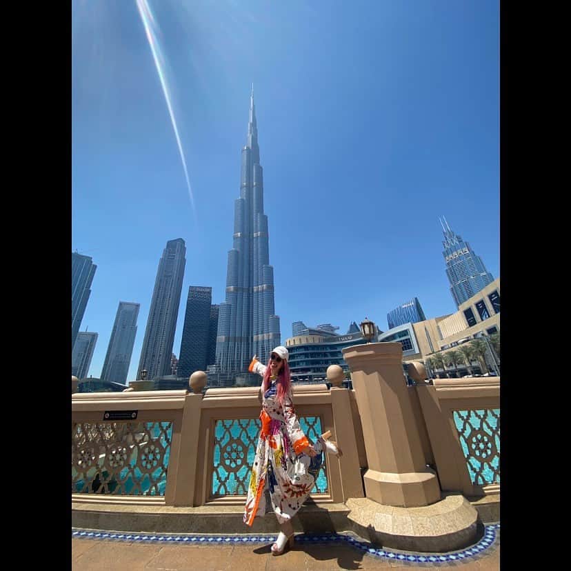 ダンドイ舞莉花のインスタグラム：「My day in Dubai!! (A month ago😂)  Burj Khalifa!!!! Hummus!! And the lovely bus driver who drove me to the airport 🤣  先月のドバイの思い出🇦🇪  ブルジュ・ハリファはやはり圧巻！！  前にも訪れたことはあるけど、それでも迫力半端ない！  ほんとーーーーーーーに大きい！！！ 写真だと中々伝わらないというか、そもそもかなり広角レンズにしないと全然写りきらない🤣  メトロも乗りやすくて、綺麗でしたⓂ️  そして空港までのバスの運転手さん、とっても優しかった😉🚌 ありがとう😊  #dubai #dubaimall #burjkhalifa #travel #uae #traveller #旅行 #ドバイ #ブルジュハリファ #hummus #グルメ #tokyogirl #citygirl #actor #actress #fun」