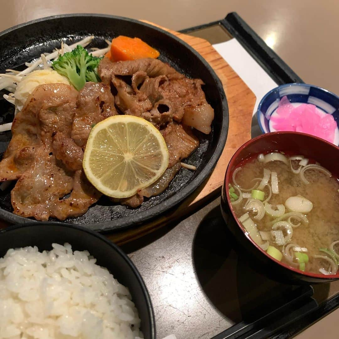 遊佐ちえみさんのインスタグラム写真 - (遊佐ちえみInstagram)「☕️🍝  📍けやき 北島店 静岡県浜松市東区北島町767けやき  ずっと気になっていたお店へ！  1973年創業のレストラン喫茶  ノスタルジックな店内でいただく 温かくて優しい味付けのお料理。  壁を流れる水の音に癒されながら しょうが焼き定食をペロリ😋🍴  昭和レトロな店内 なぜか懐かしさを感じる平成生まれの私。  父母が若い頃からあるお店が今もこうして 残っていることが嬉しかった☺️  お客様に愛されているお店なんだと お店の方とお話して感じました。  こういうお店、ずっと残っていてほしいな。  次はモーニングに行ってみたい🍞  #けやき #けやき北島店 #喫茶店 #レストラン #純喫茶 #昭和レトロ #ノスタルジック #ノスタルジー #落ち着く空間 #モーニング #ランチ #ディナー #カフェタイム #浜松喫茶店 #浜松ランチ #浜松ディナー #浜松グルメ #浜松のいいところ #浜松おすすめスポット  #海の湖HAMANAジェンヌ #visit浜名湖」5月10日 19時15分 - yusa_cgram