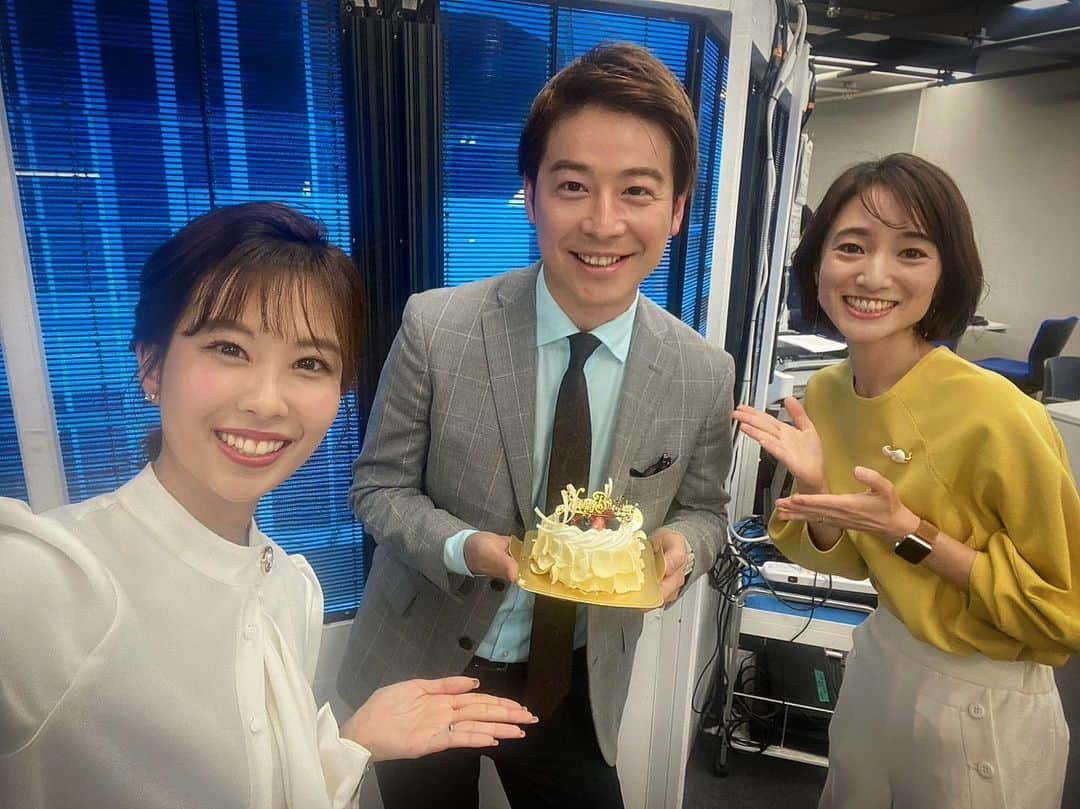 小松正英のインスタグラム：「. 誕生日から結構経ちましたが 今年もMX Familyが祝ってくれました。  年齢的には1番上の兄的立場で、可愛い妹たちになる筈が しっかり者の2人にいつも支えてもらってます。  森田アナとは今年度から月〜水でタッグを組み 気象情報は変わらず安定の敷波キャスターが務めています！  平日20時からのnewsFLAG🏳 改めて今年度も宜しくお願いします！ . . . #TOKYOMX #newsFLAG @tokyomx_newsflag」