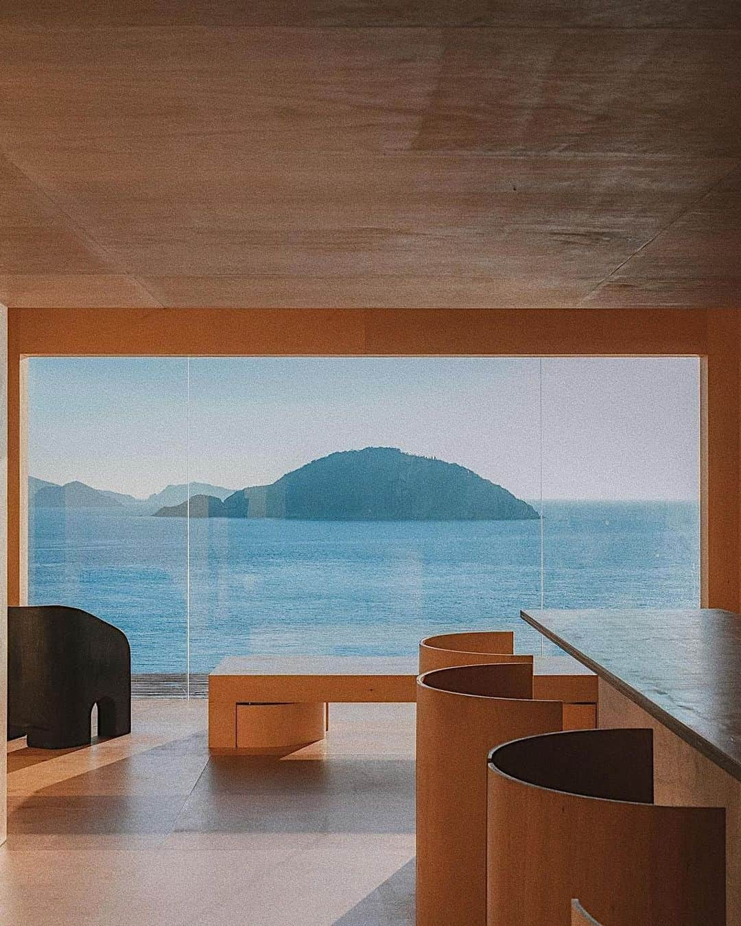 AÃRK Collectiveさんのインスタグラム写真 - (AÃRK CollectiveInstagram)「An observatory with coffee.   #AÃRKlikes Mujigae Pension, an espresso bar with world class views nestled on Goeje Island, South Korea, designed by Cho You Seok. . Images @pillter_」5月10日 15時01分 - aark_collective