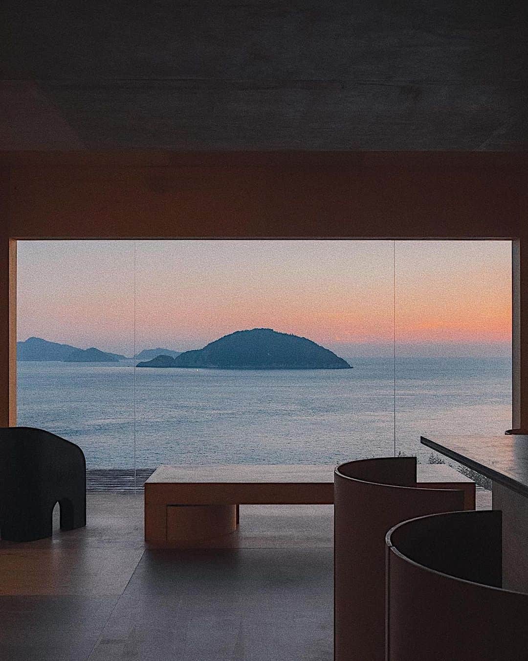 AÃRK Collectiveのインスタグラム：「An observatory with coffee.   #AÃRKlikes Mujigae Pension, an espresso bar with world class views nestled on Goeje Island, South Korea, designed by Cho You Seok. . Images @pillter_」