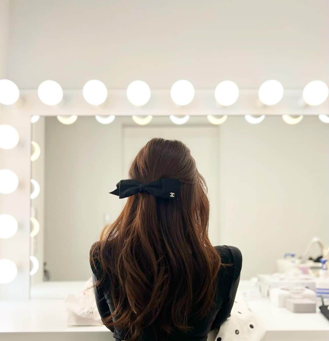 神崎恵のインスタグラム：「・ パンツスタイルにリボンバレッタをさくっとつけることが増えました🎀🐈‍⬛ ゆるく毛束をとってパチン。  #ヘアアレンジ」