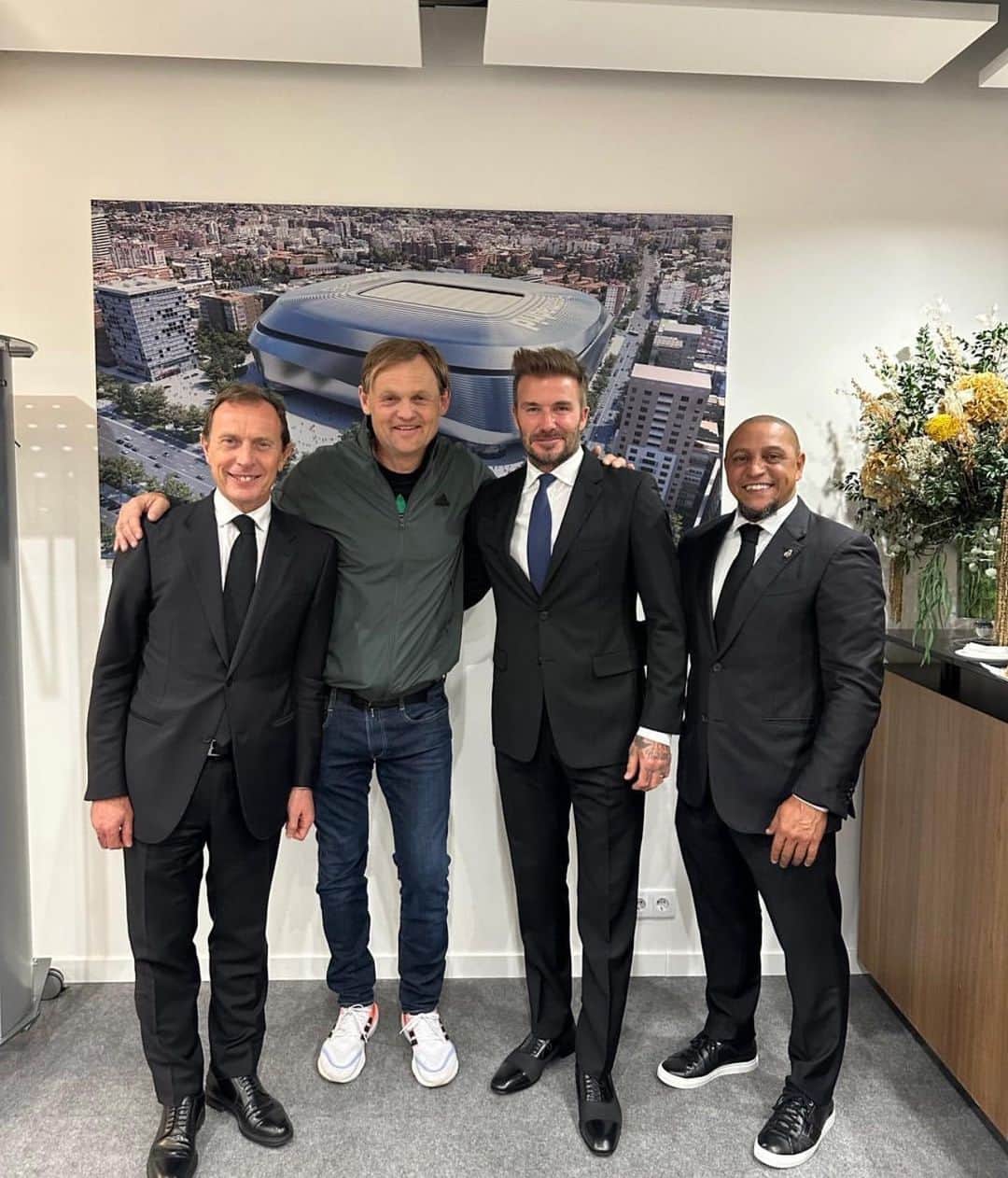 ロベルト・カルロス・ダ・シウバのインスタグラム：「Noite de @championsleague no Santiago Bernabéu con #butragueño @bjoern_gulden @davidbeckham @adidasfootball @entourage_sport」