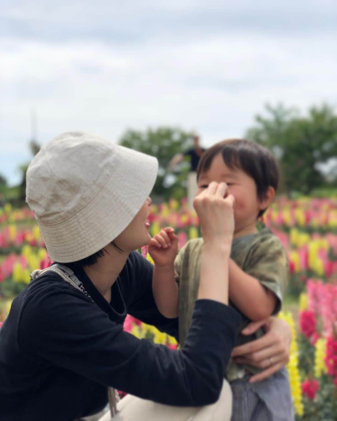 永瀬かおるさんのインスタグラム写真 - (永瀬かおるInstagram)「船橋アンデルセン公園が楽しかったGW🚘 お天気も良いし、 広くて綺麗✨ 息子くんは色んな乗り物に乗れてご機嫌♪🚅 親子で楽しいお出かけでした😊  最後の写真は私の二重アゴを隠しています😂  #船橋アンデルセン公園  #GW振り返り」5月10日 15時11分 - nagase_kaoru