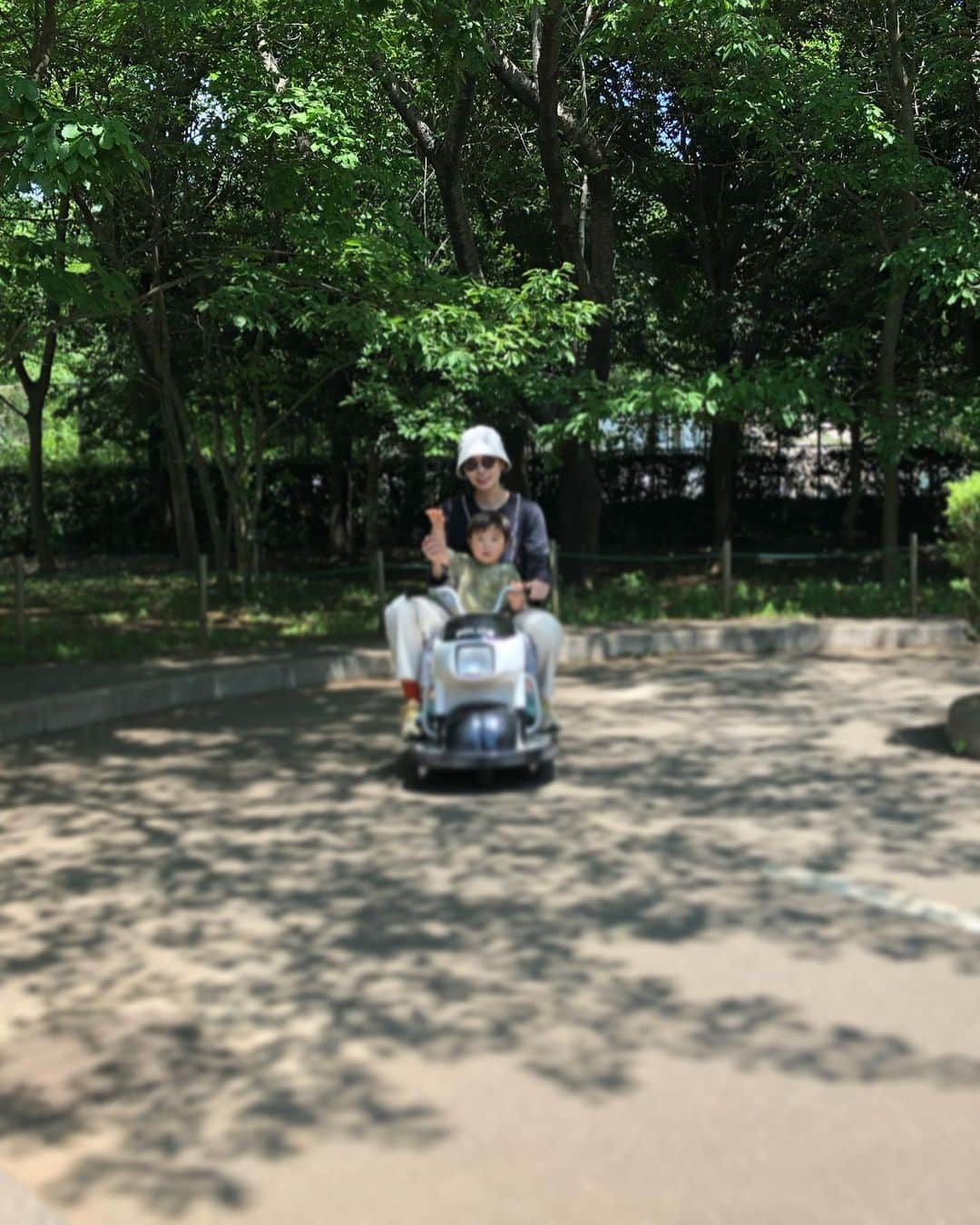 永瀬かおるのインスタグラム：「船橋アンデルセン公園が楽しかったGW🚘 お天気も良いし、 広くて綺麗✨ 息子くんは色んな乗り物に乗れてご機嫌♪🚅 親子で楽しいお出かけでした😊  最後の写真は私の二重アゴを隠しています😂  #船橋アンデルセン公園  #GW振り返り」