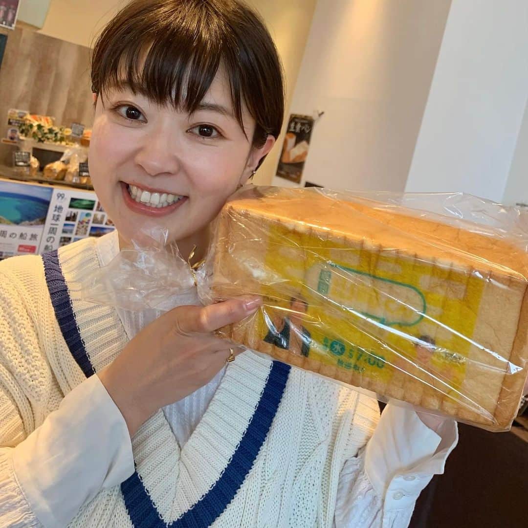 常盤よしこのインスタグラム：「今日の週刊山崎くん❤️ カレー味特集😊 夜7時〜です！ お時間ある方はご覧下さいまし❤️  #週刊山崎くん#rkkテレビ#熊本グルメ#からしまパン#食パンにプリント」