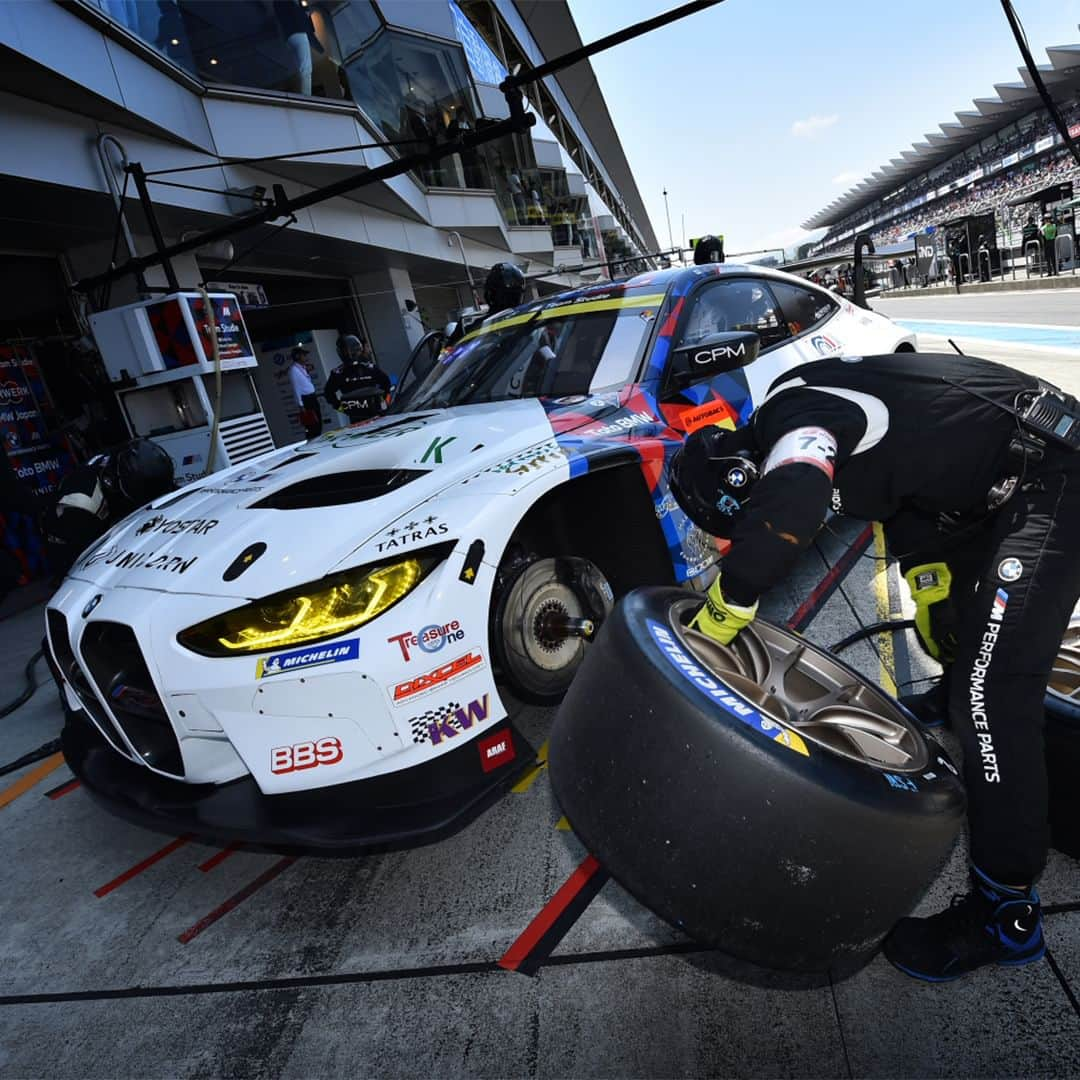 BMW Japanさんのインスタグラム写真 - (BMW JapanInstagram)「AUTOBACS SUPER GT 2023 SERIES Round.2 Fuji Speedway 2023/5/3-4  連日雨の開幕戦と変わり、搬入日から晴天に恵まれた第二戦。ドライバーは、荒聖治選手と柳田真孝選手で挑む。 予選Q1担当は荒選手。アタックペースを作るため、ウェイティングの後、コースイン。入念にタイヤを温めアタック2周目で1‘36“282、3周目で1’36”270とタイムを縮めるが、Bグループ11番手でQ2進出は果たせず、決勝は21番手からスタートする事になった。  迎えた決勝日。朝から青空に包まれた富士スピードウェイ。グランドスタンドは、BIGフラッグも振られ、多くのスーパーGTファンで埋め尽くされた。昨秋オープンしたばかりの富士スピードウェイホテル3階のテラス席では、BMWがその場を貸し切り、かつてないSUPER GT観戦体験プログラムを実施。参加者の皆様は、ドリンクやランチを愉しみながら特別なレース観戦を満喫。BMW Team Studieのドライバーとレースクイーンがテラスを訪問するミート＆グリートも実施され、憧れのレーサーとの交流でレース観戦に華を添えた。  決勝を21番手からスタートするStudie BMW M4には柳田真孝選手が搭乗。上位車両の接触もあり、Studie BMW M4はオープニングラップで15番手にポジションアップ。2周目には14番手、3周目には11番手、6周目には10番手にポジションアップを果たす。  その後も、めまぐるしく順位が入れ替わる展開となった激しいレース。47周目に2回目のピットストップ。荒選手にステアリングを託しレースは後半戦へ。21番手ポジションでアウトラップを終えると、他車両のピットストップもあり18番手ポジションから55周目には17番手、66周目には14番手を走行。GT300クラス全車両が2回目のピットストップを終えた72周目には13番手までポジションアップ。78周目にライバル車両のトラブルがあり12番手になるが、89周目にライバル車両に先行を許し13番手でこのレースを終えた。  詳細は @bmwjapan アカウントトップのURLからチェック。  @bmwteamstudie #BMW #BMWjapan #駆けぬける歓び #BMWM #SuperGT #TeamStudie #BMWTeamStudie #BMWmotorsport #SupergGTcameraclub  #BMWM4GT3 #荒聖治 #柳田真孝 #brunospengler  #富士スピードウェイ #FSW」5月10日 15時17分 - bmwjapan