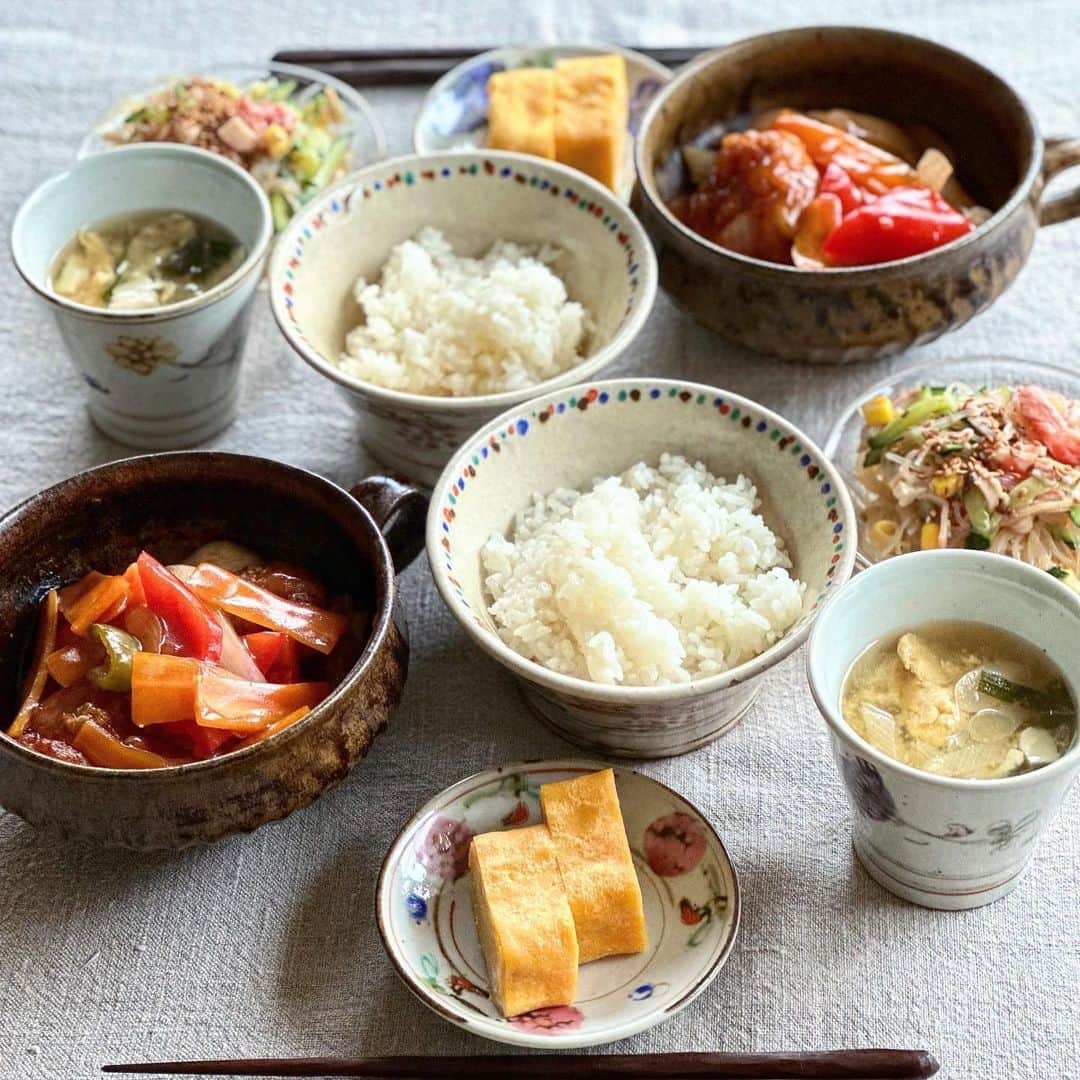 のインスタグラム：「この間の晩御飯 2023.05.10  酢鶏 卵焼き 春雨サラダ ニラ玉味噌汁 ごはん  先週末のごはん。 娘のリクエストでメインは酢鶏！ 酢豚も美味しいけど酢鶏もなかなかw 次回帰ってくる時のリクエストお待ちしております😋👍  この間の銀座の強盗凄かったー！ 白昼堂々強盗に入る世の中に日本もなっちゃったのか😭みんな携帯で外から動画撮ってて。 凄い時代になりました😂」
